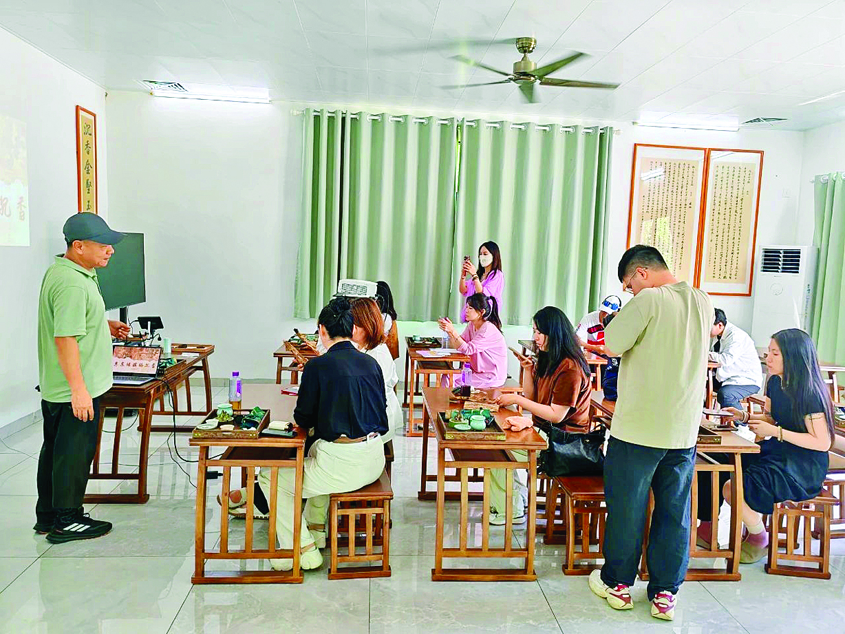     参与活动人员就绿棋楠沉香作交流。惠州日报记者蔡伟健 通讯员黎爱平 摄