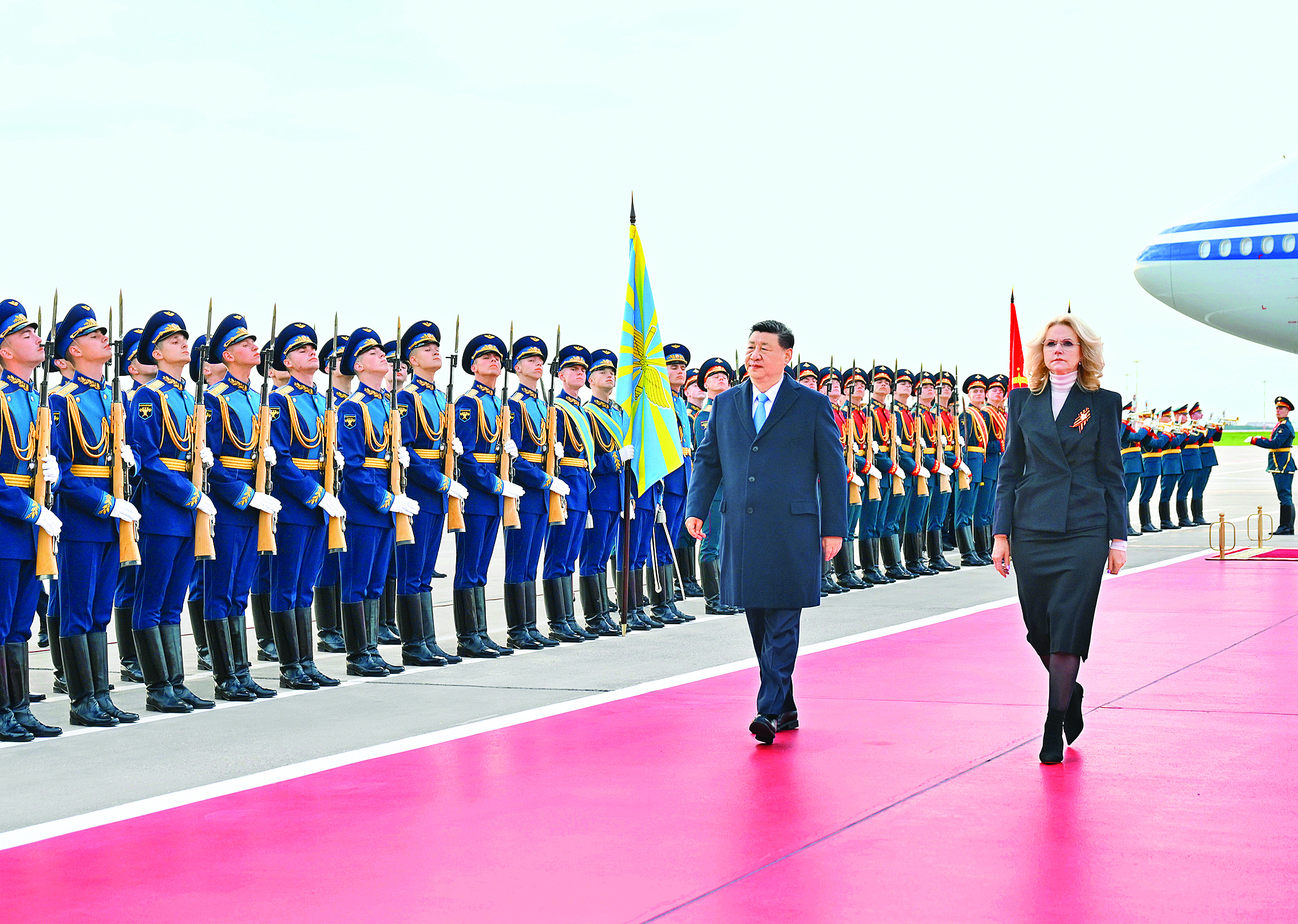     当地时间5月7日晚，国家主席习近平乘专机抵达莫斯科，应俄罗斯总统普京邀请，对俄罗斯进行国事访问并出席纪念苏联伟大卫国战争胜利80周年庆典。俄方在机场举行隆重迎接仪式。这是习近平检阅仪仗队。新华社发