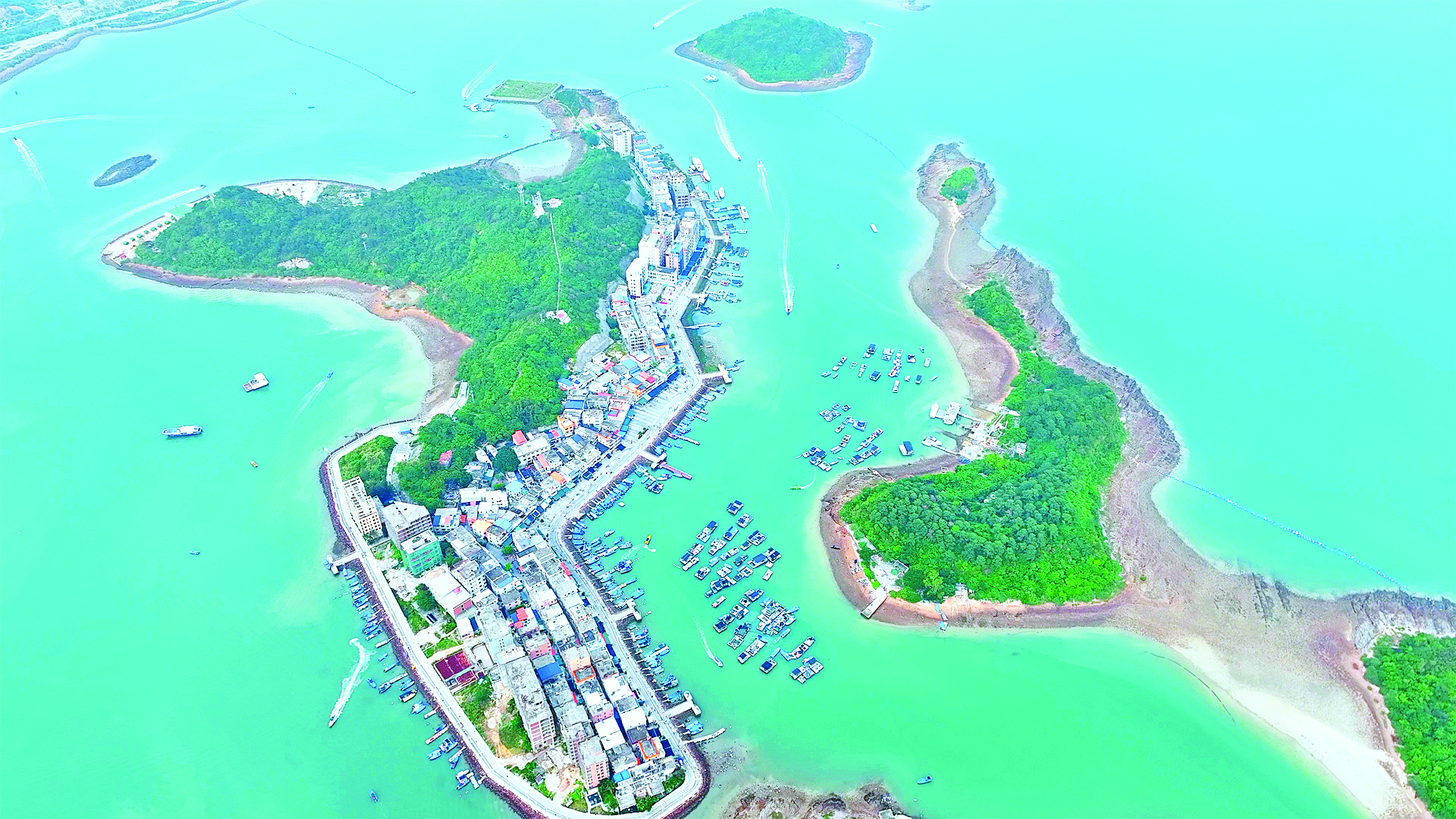     在东升村，搭载游客登岛的船舶络绎不绝。惠州日报记者黄旭新 摄