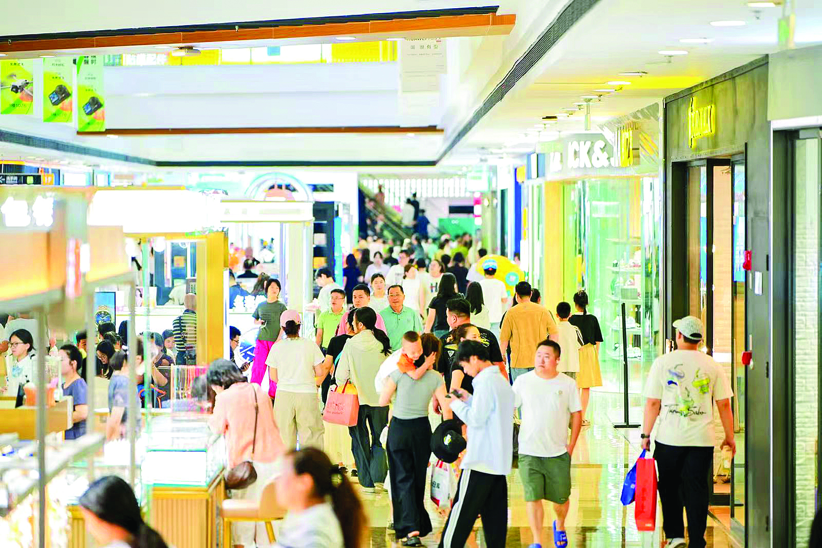     大亚湾万达广场“五一”期间人气旺。惠州日报记者匡湘鄂 通讯员祝乾涛 摄