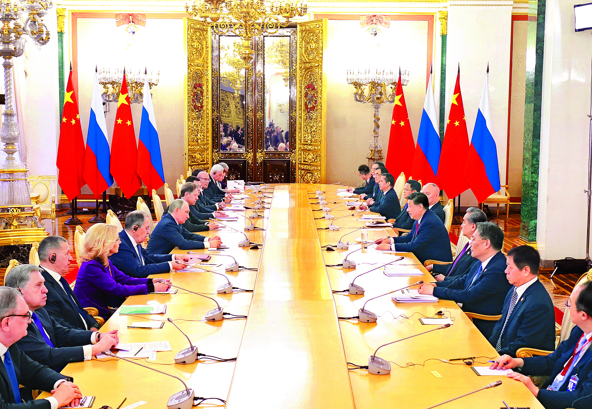     当地时间5月8日上午，俄罗斯总统普京同中国国家主席习近平在莫斯科克里姆林宫举行会谈。这是两国元首举行小范围会谈。新华社发