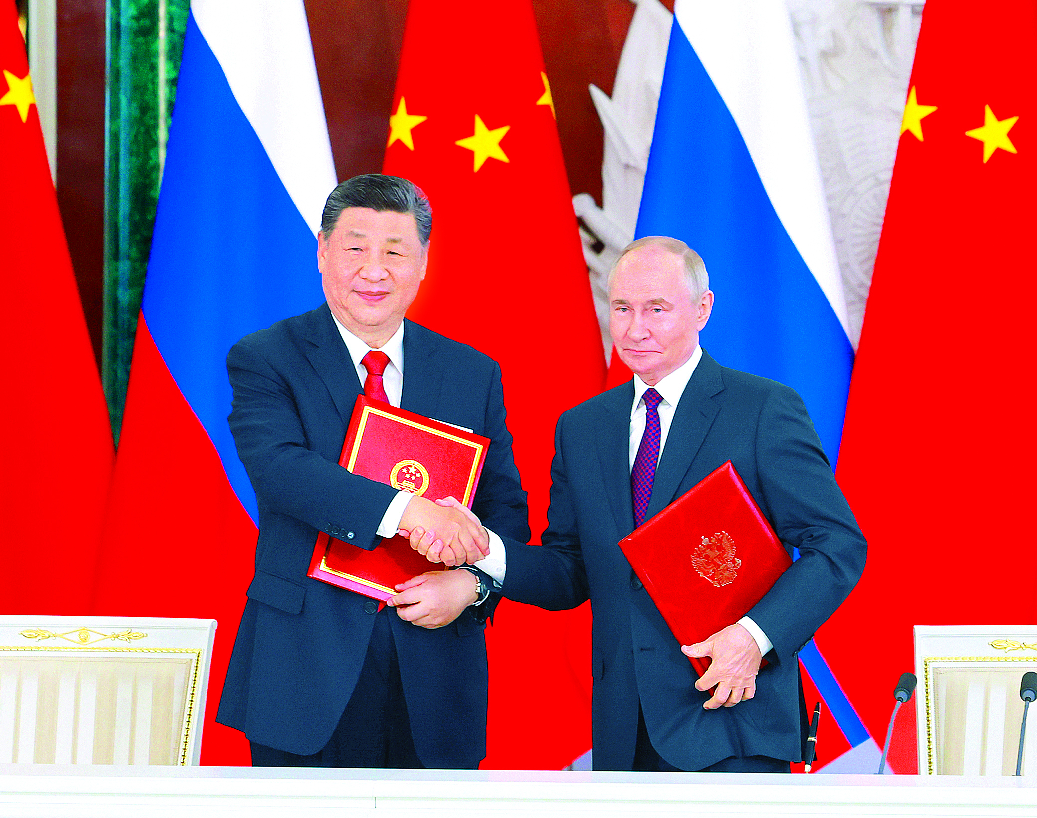     当地时间5月8日上午，俄罗斯总统普京同中国国家主席习近平在莫斯科克里姆林宫举行会谈。会谈后，两国元首共同签署《中华人民共和国和俄罗斯联邦在纪念中国人民抗日战争、苏联伟大卫国战争胜利和联合国成立80周年之际关于进一步深化中俄新时代全面战略协作伙伴关系的联合声明》。新华社发