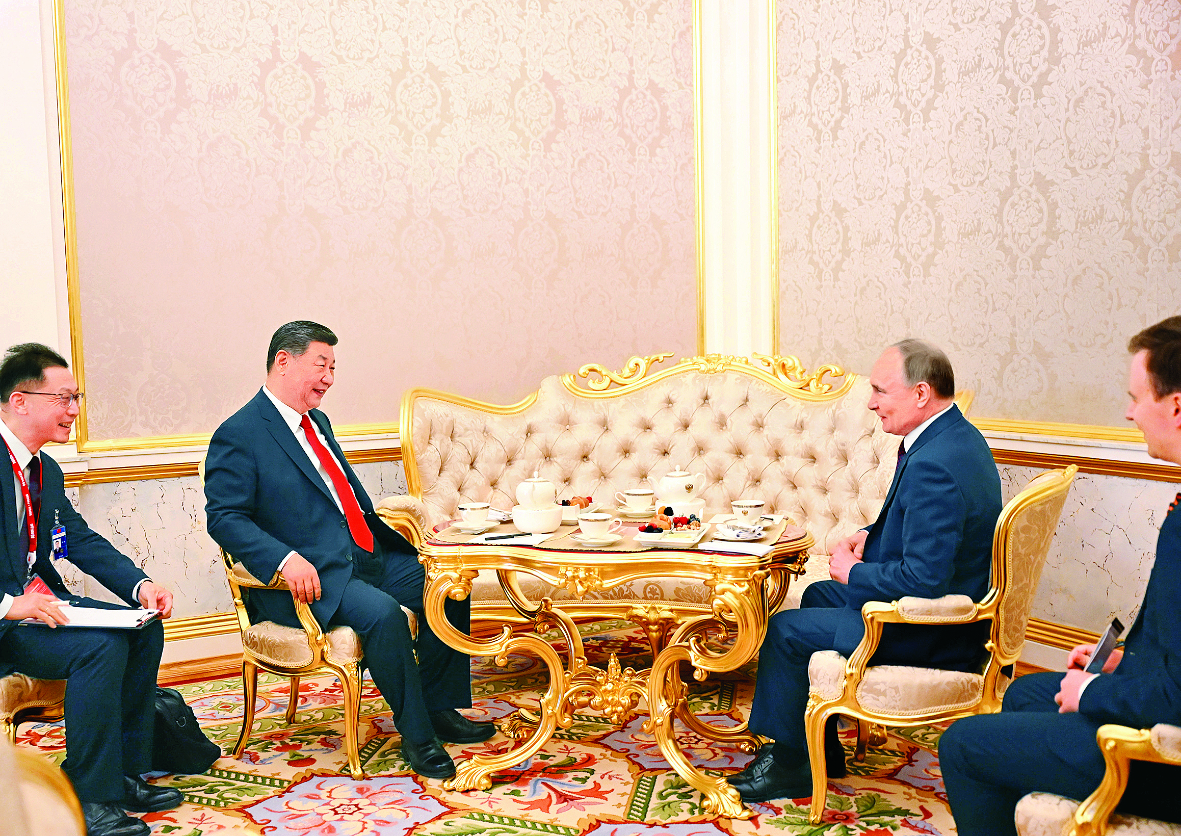     当地时间5月8日下午，俄罗斯总统普京同中国国家主席习近平在莫斯科克里姆林宫总统办公室进行茶叙。    新华社发