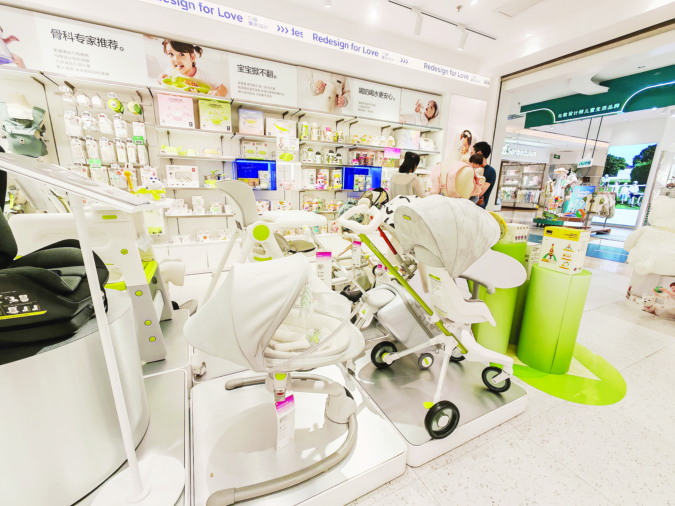     母亲节前夕，母婴店的电动摇椅、智能玩具等设备销量均有所上升。