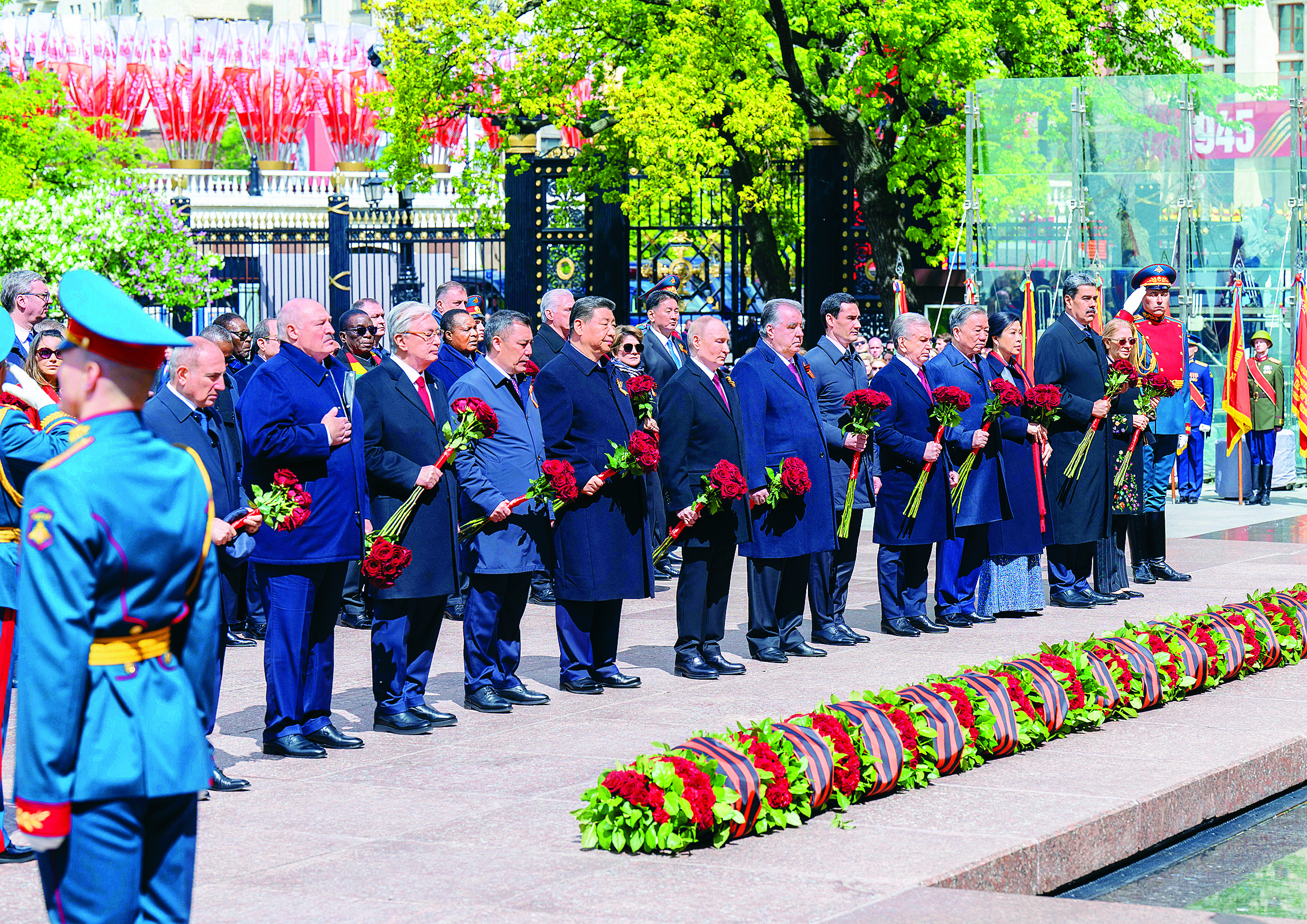     当地时间5月9日，俄罗斯举行盛大庆典，纪念苏联伟大卫国战争胜利80周年。国家主席习近平和来自世界20多个国家及国际组织领导人应邀出席庆典。庆典结束后，习近平同其他国家领导人一起从红场来到亚历山大花园，向无名烈士墓献花，并肃立默哀。新华社发