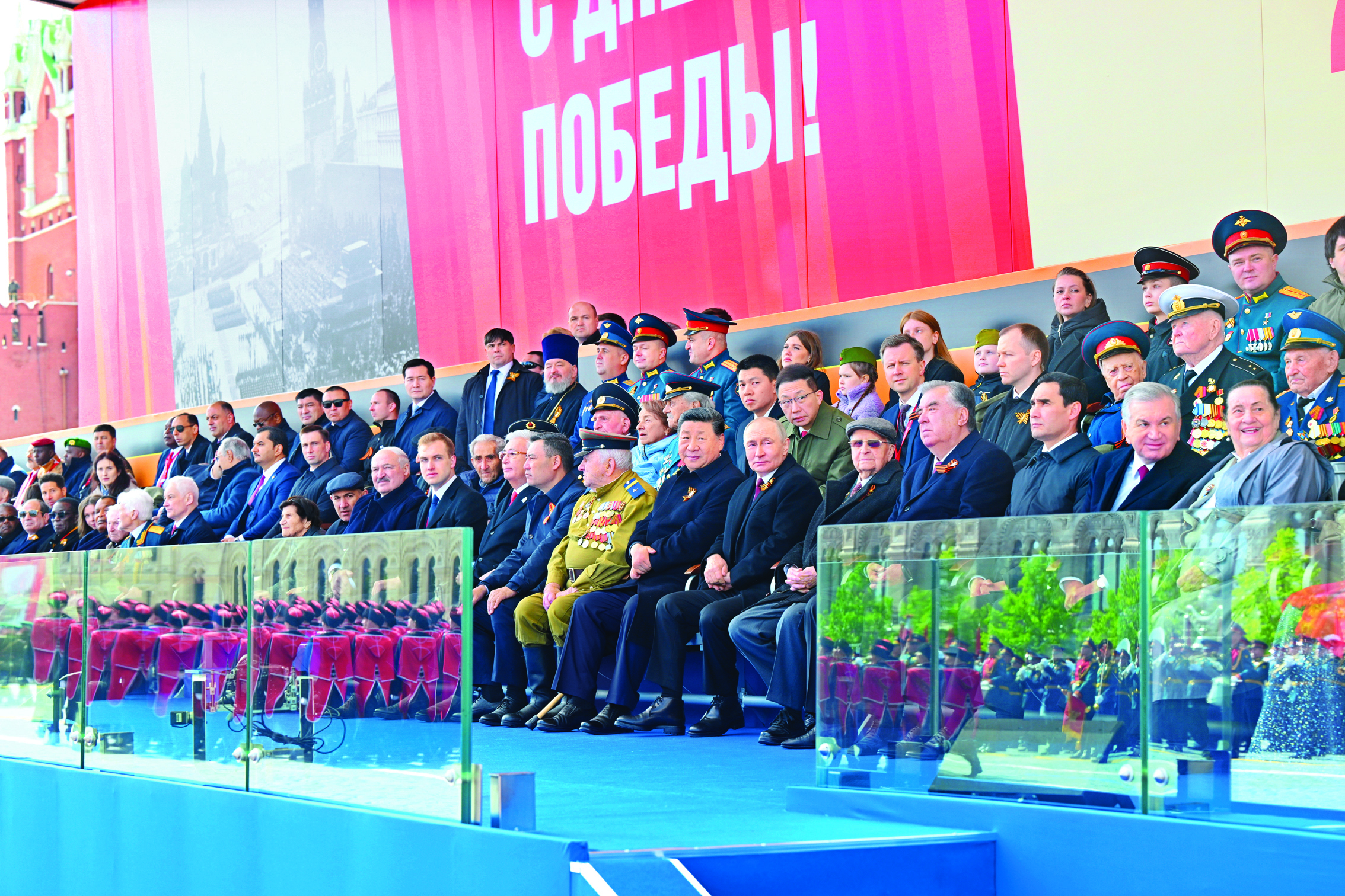     当地时间5月9日，俄罗斯举行盛大庆典，纪念苏联伟大卫国战争胜利80周年。国家主席习近平和来自世界20多个国家及国际组织领导人应邀出席庆典。    新华社发