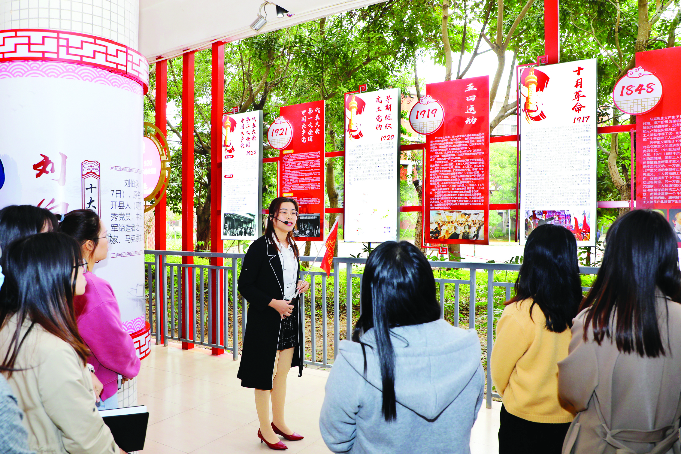     外校教师参观大亚湾第一中学党建文化长廊。