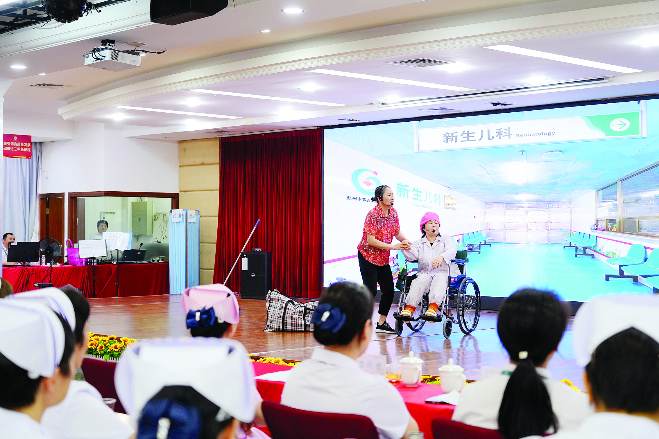     护理人员观看临床情景模拟竞赛演示。惠州日报记者许文昌 摄