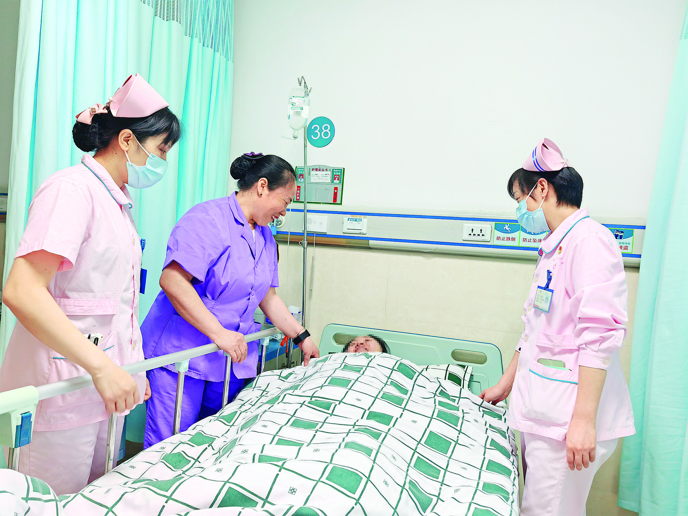     医护人员和护理员到病房查房。惠州日报记者周智聪 摄