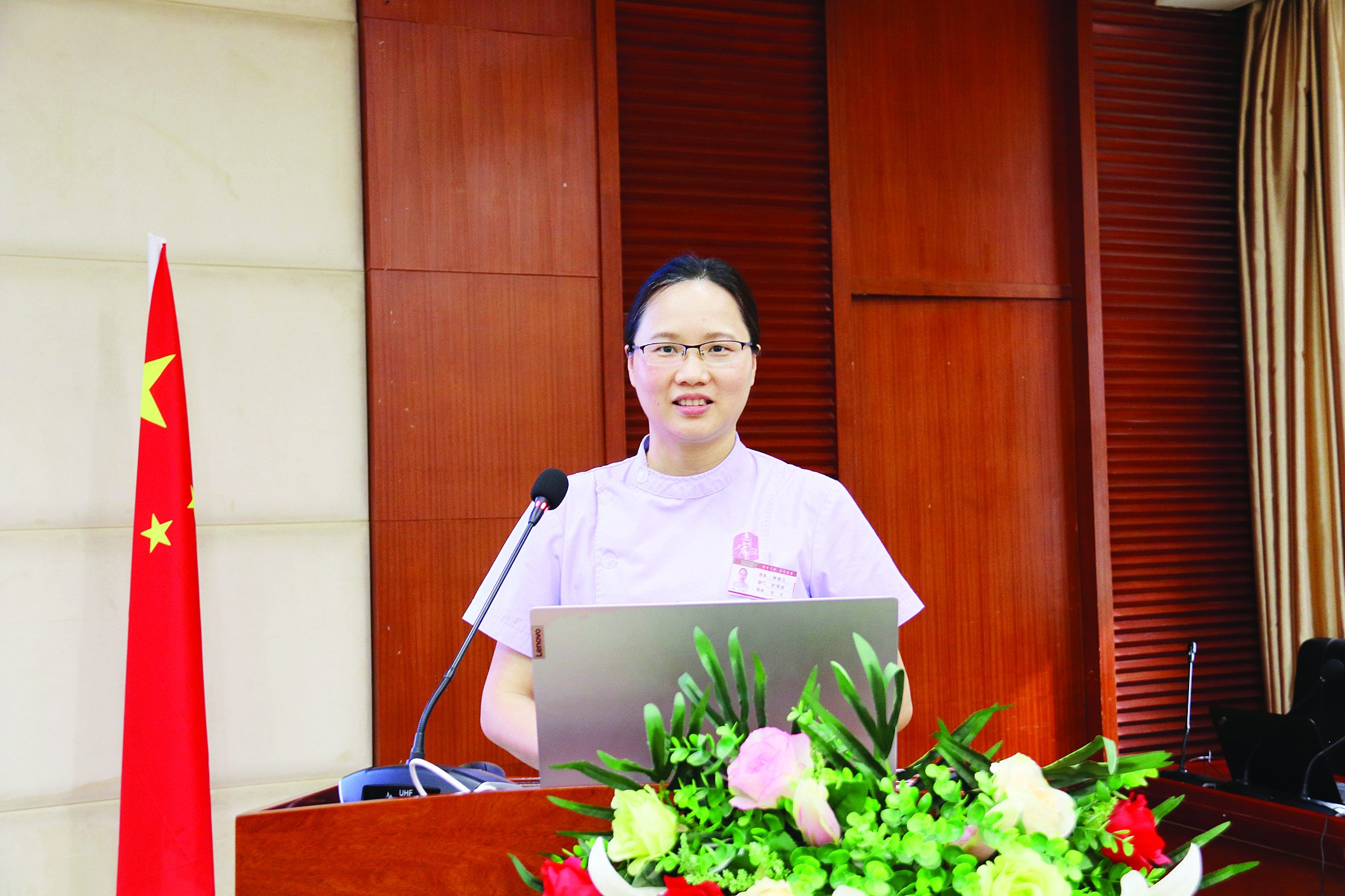     护理部主任钟丽兰。