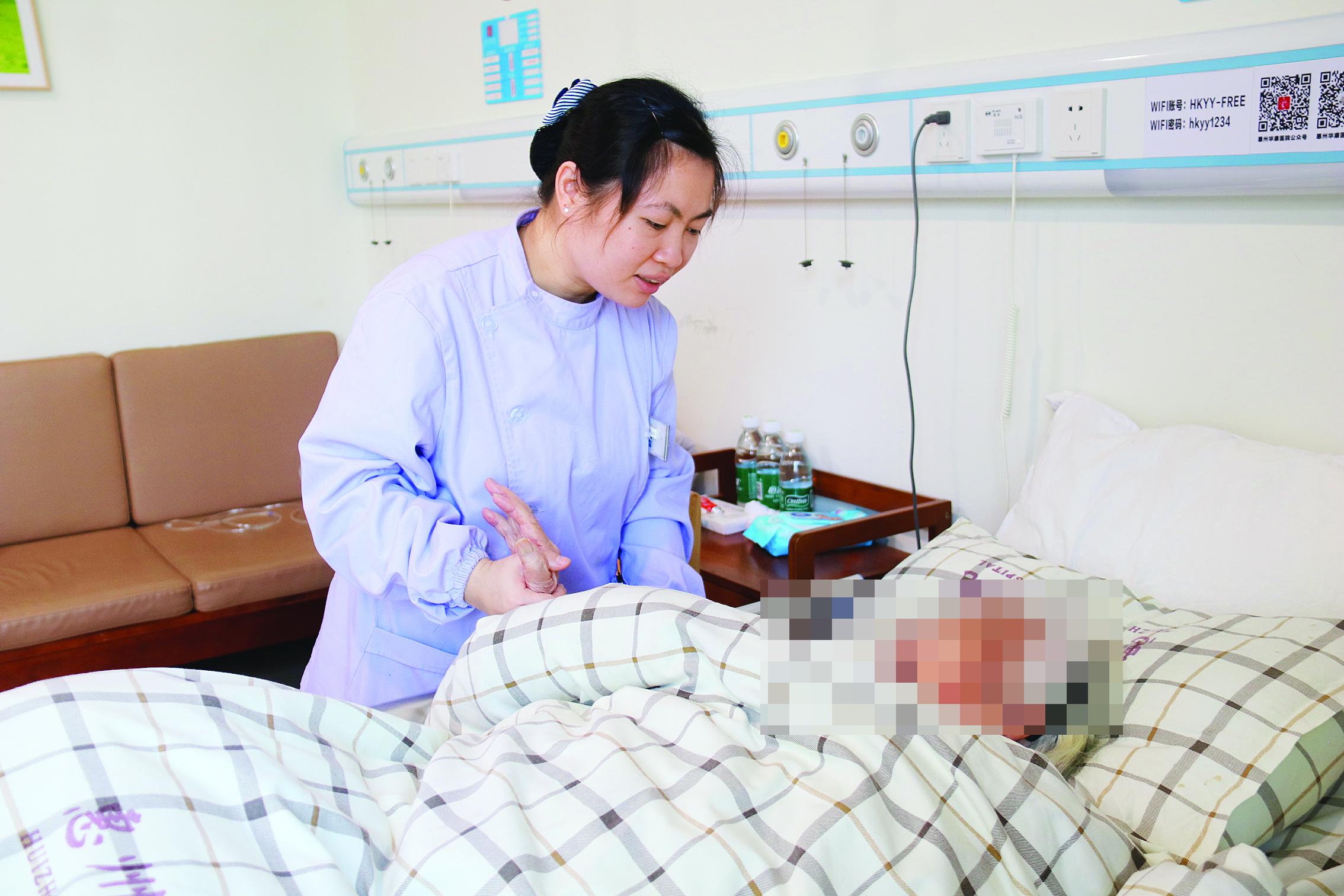    免陪照护病房里，护理员贴心照料患者。