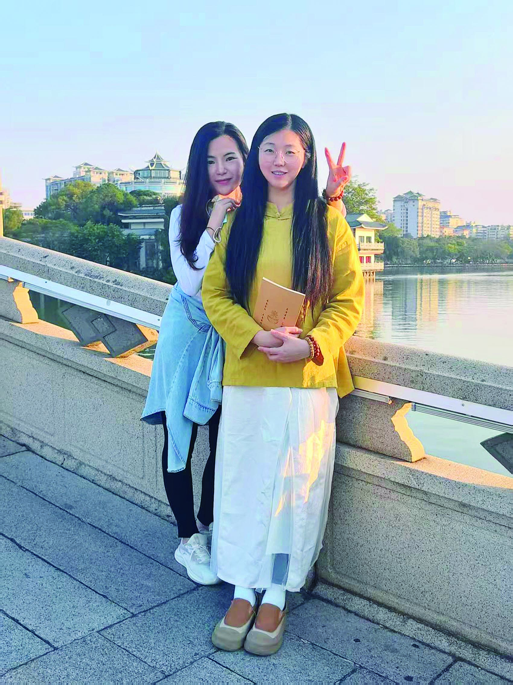 <p>    燕妮（右）和朋友。</p>