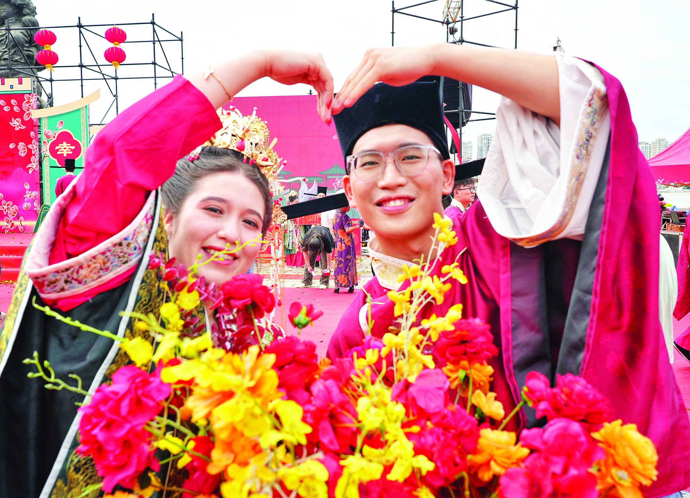     新郎东东和他加拿大籍的妻子莎莎。