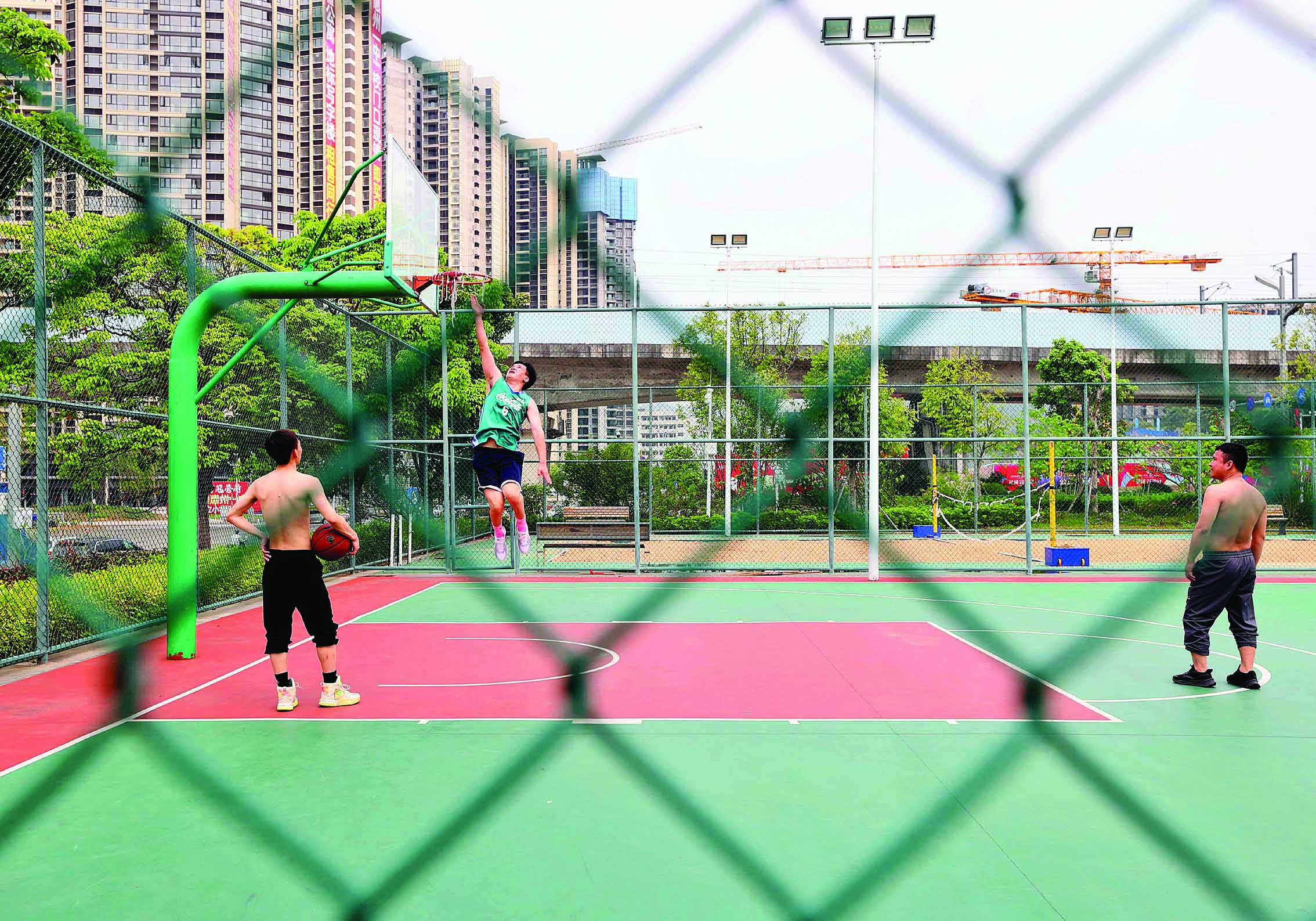     市民在运动健身。