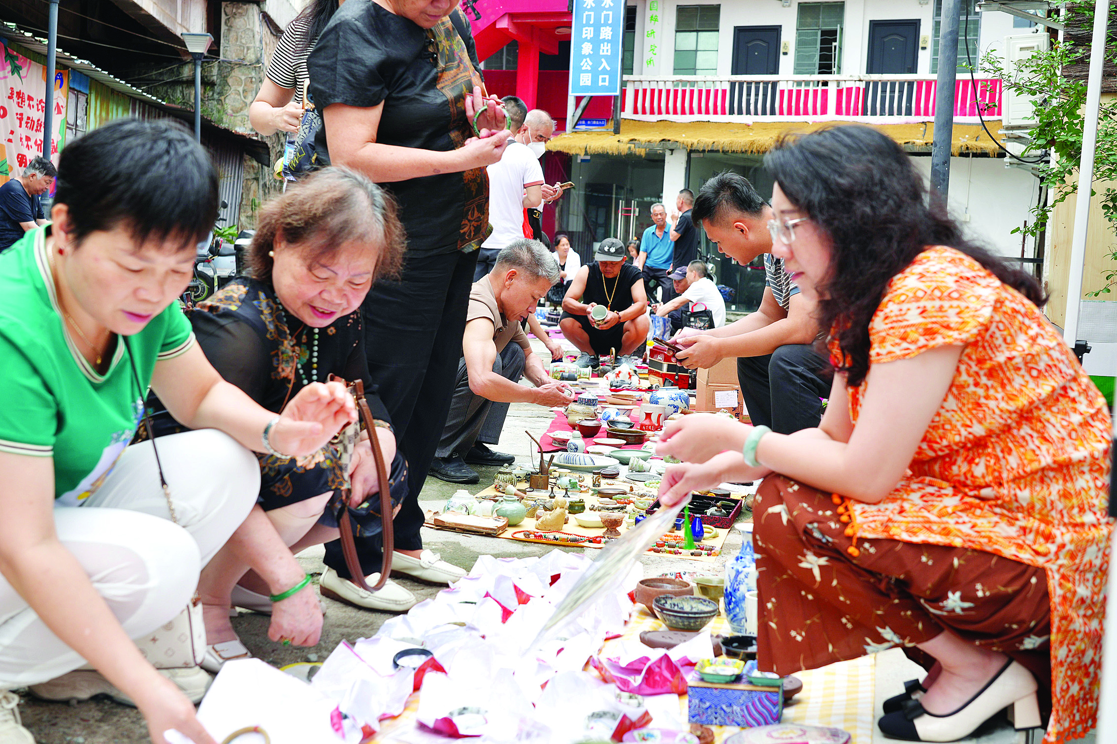     惠州老船厂藏品集市人气旺。惠州日报记者朱金赞 摄