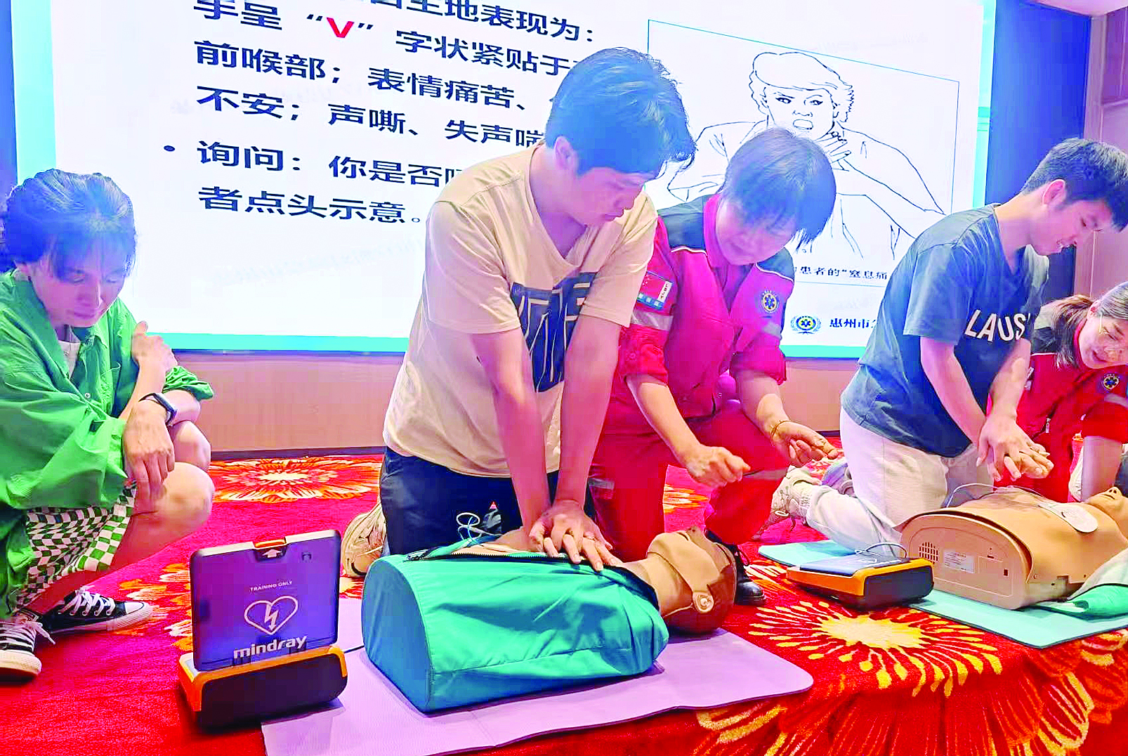     小金口街道举行体育行业急救技能专项培训会。    惠州日报记者彭红霞 通讯员阮伟 田家斌 摄