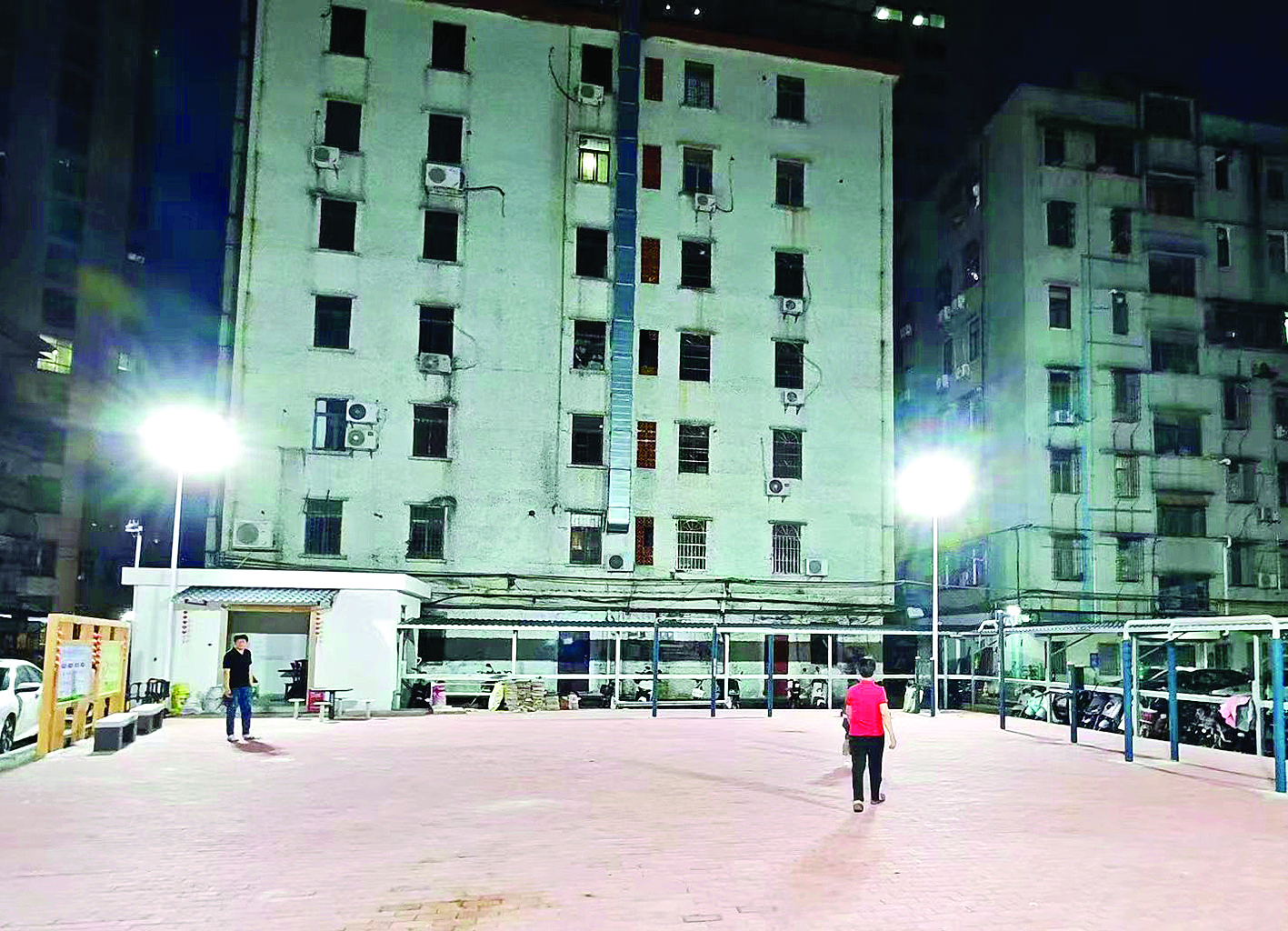     新装的高杆路灯照亮了老爹岭小区广场。    惠州日报记者彭红霞 通讯员曾蕊 黄蕾 摄