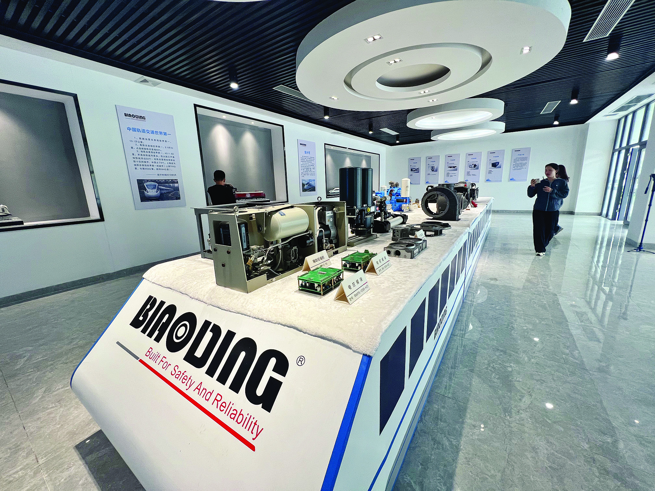     广东标顶技术股份有限公司空气压缩机产品展示。惠州日报记者黄尉宏 摄