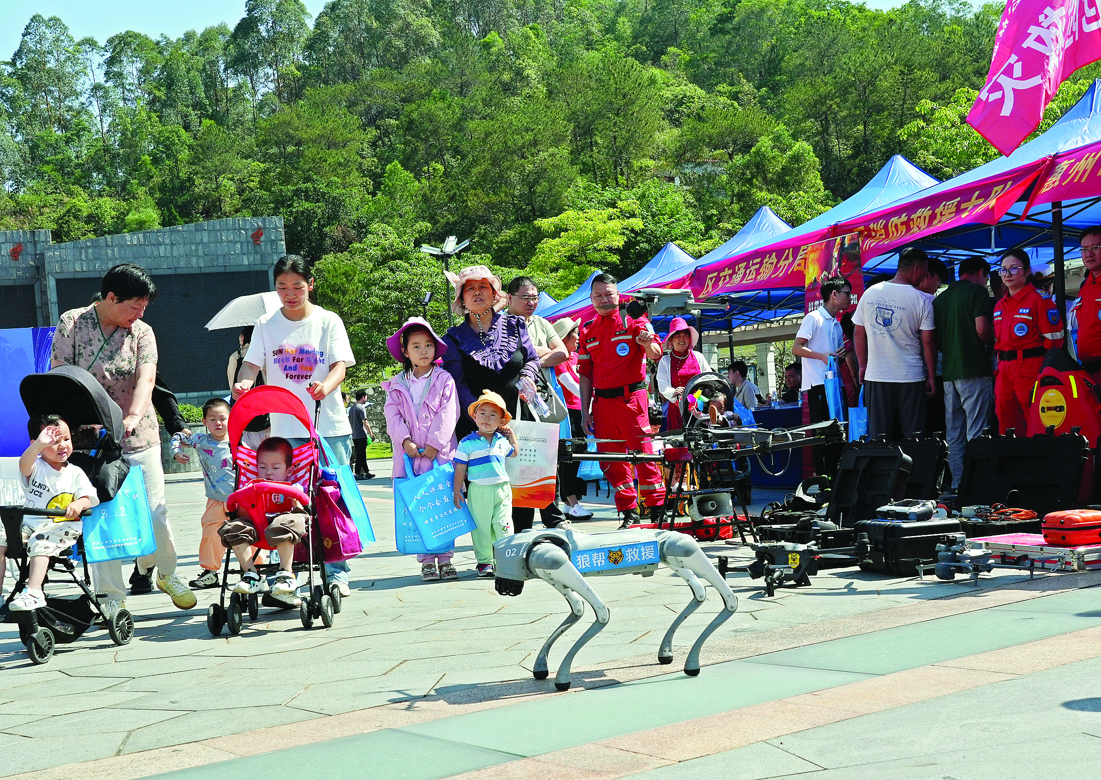     活动现场展示救援机器狗。惠州日报记者朱金赞 摄