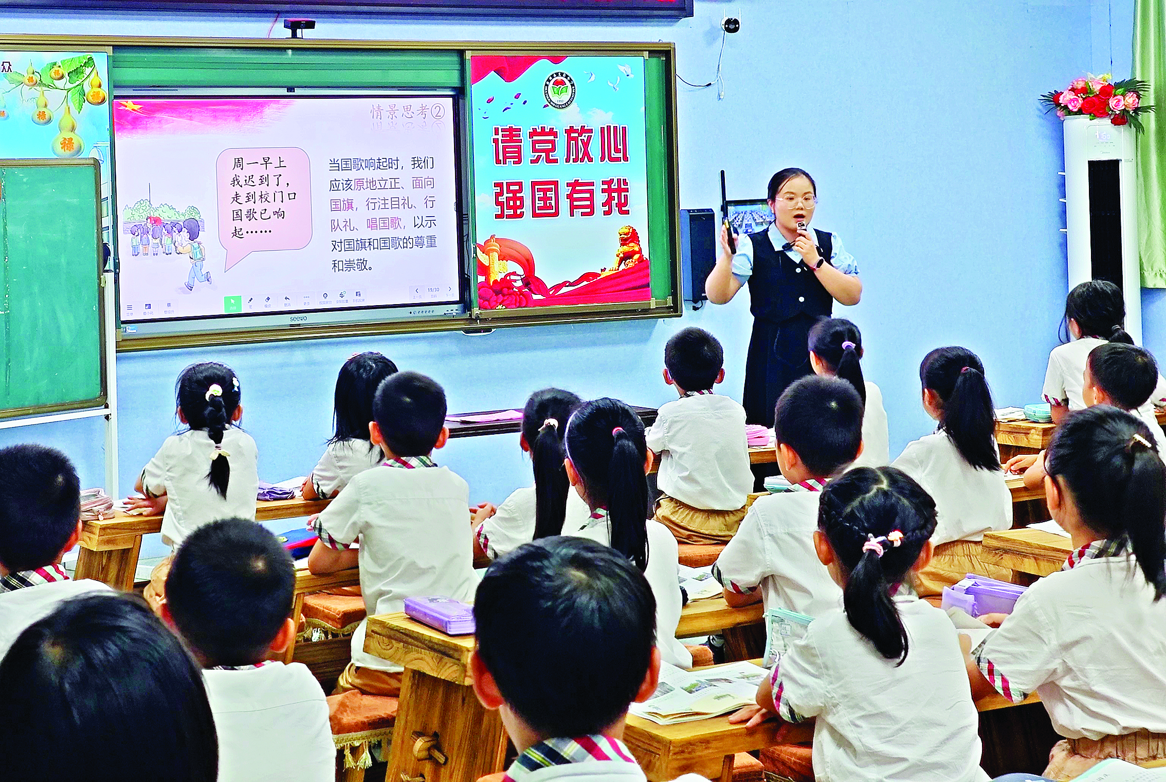     党员教师到结对学校讲授思政课。