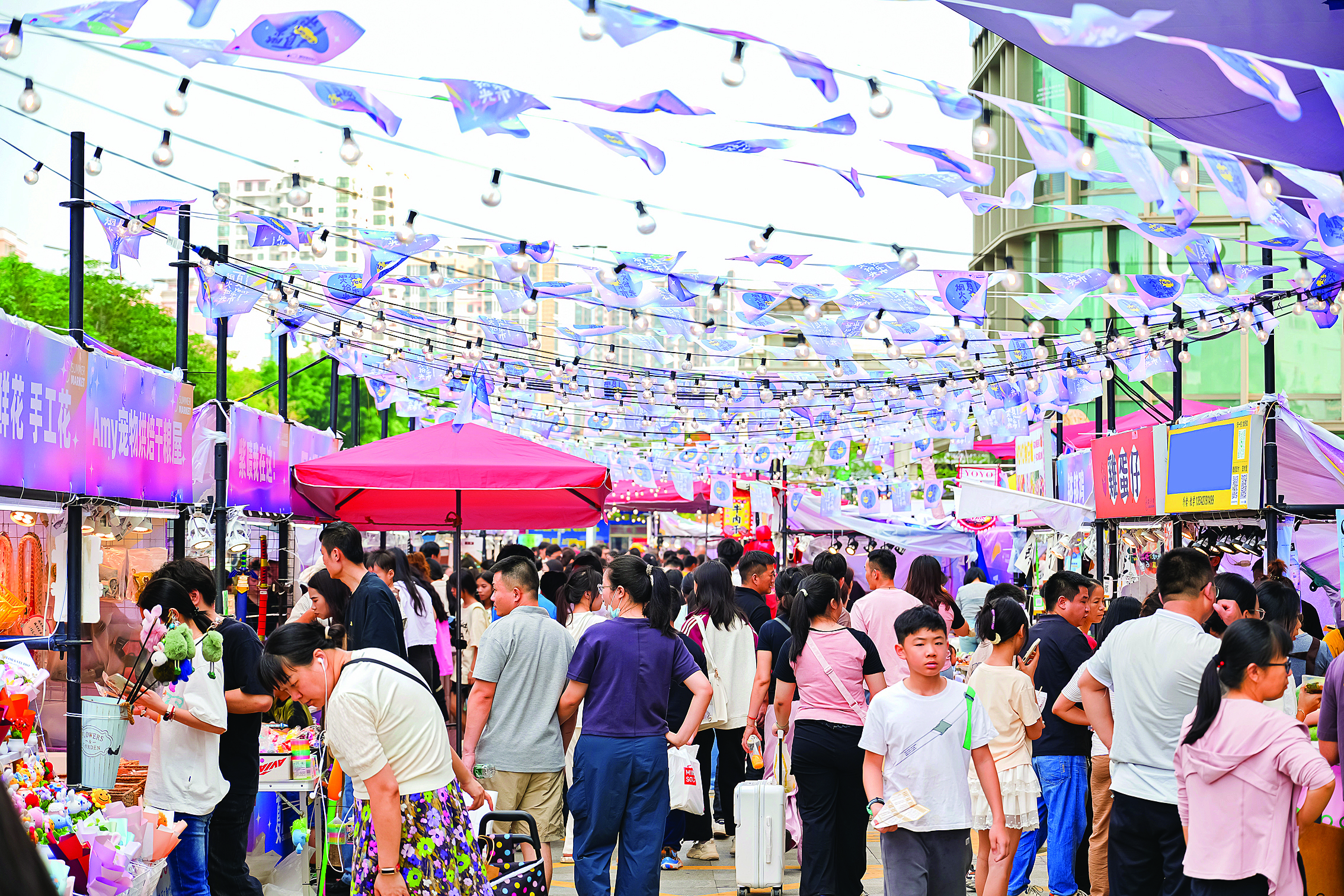     今年以来，惠州消费市场堪称“热辣滚烫”。节假日里，港惠购物中心人气旺盛。惠州日报记者刘炜炜 摄