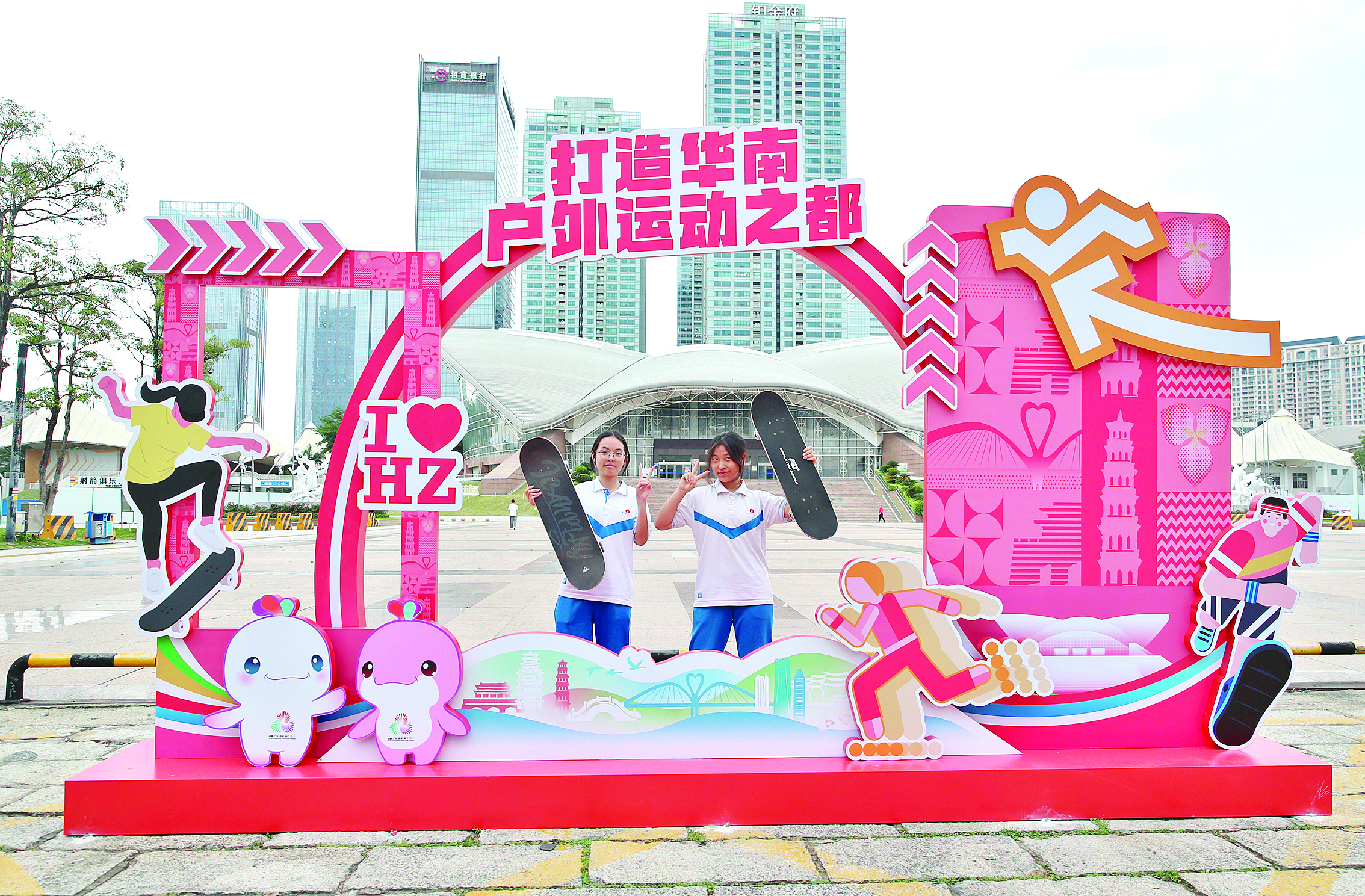     滑板爱好者在惠州体育馆广场打卡点拍照。惠州日报记者钟畅新 摄