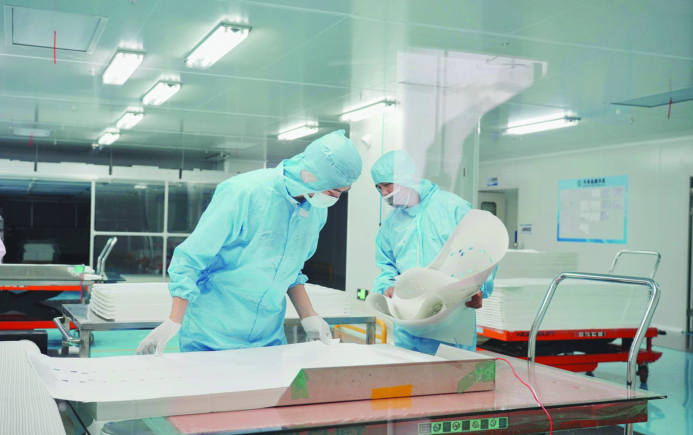     广东瑞捷新材料股份有限公司生产车间。惠州日报记者张艺明 摄