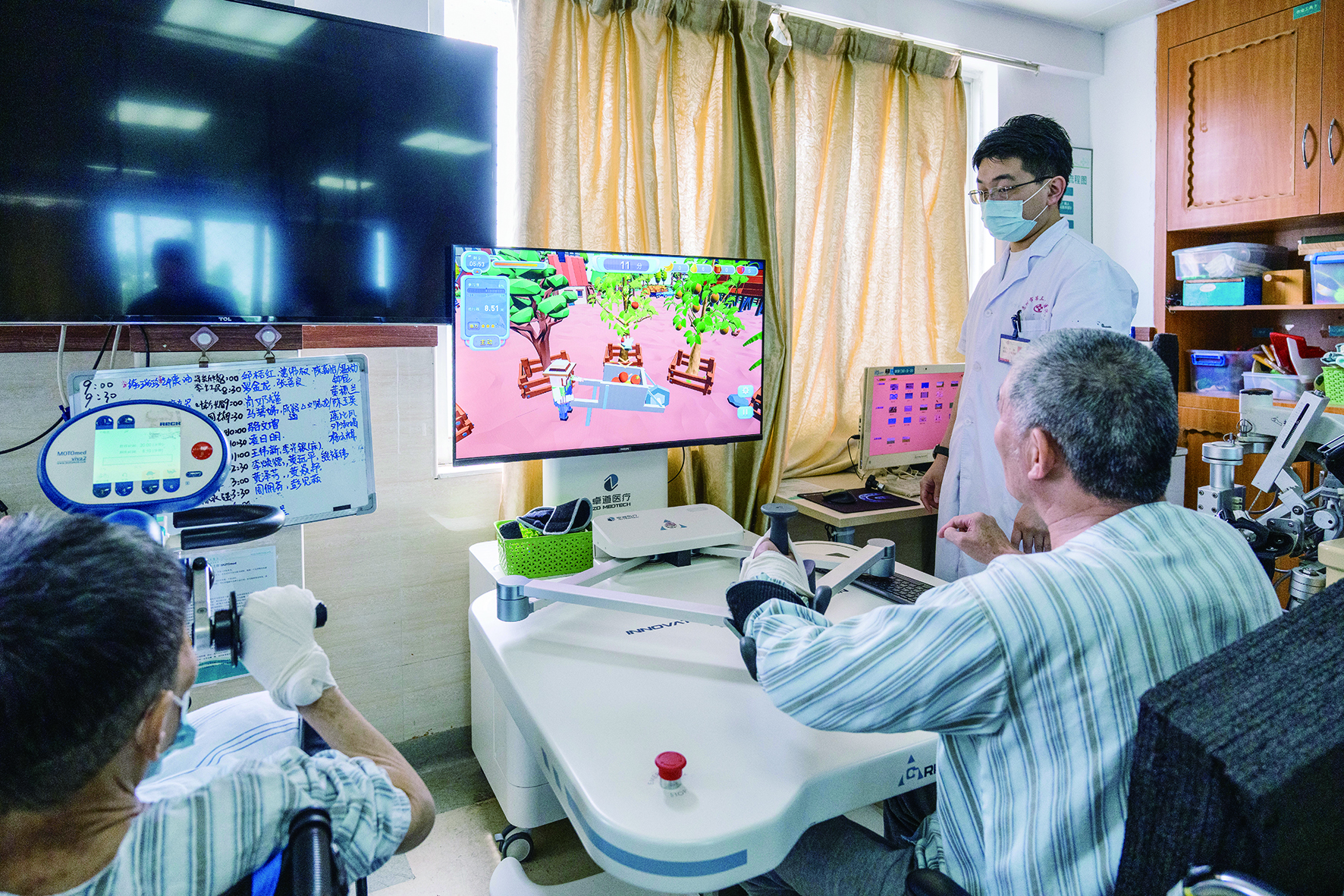     患者在康复医学中心接受康复治疗。 