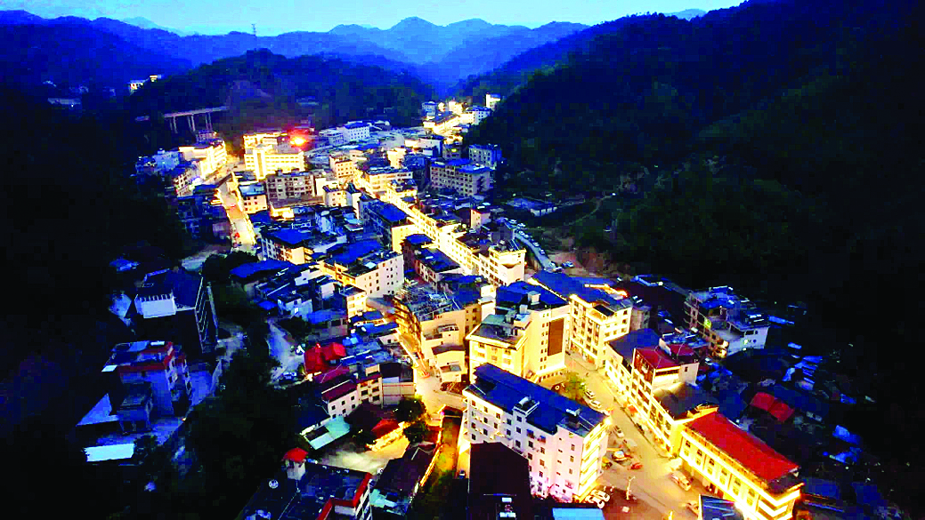     夜幕降临，南昆山圩镇流光溢彩，倍感迷人。  本组图片 惠州日报记者黄宇翔 通讯员龙融心 摄