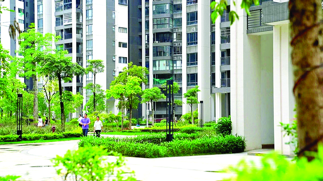     在裕泰名门花园小区，购房者在咨询和选房。惠州日报记者黄宇翔 通讯员龙融心 摄