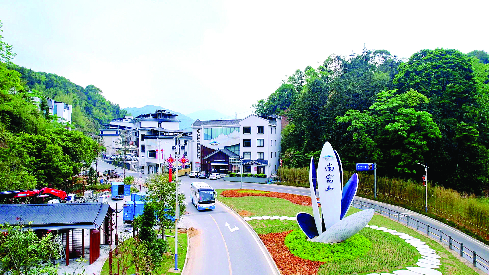     南昆山生态旅游区的兰花造型入口通道标识，成为展示南昆山魅力的第一张名片。