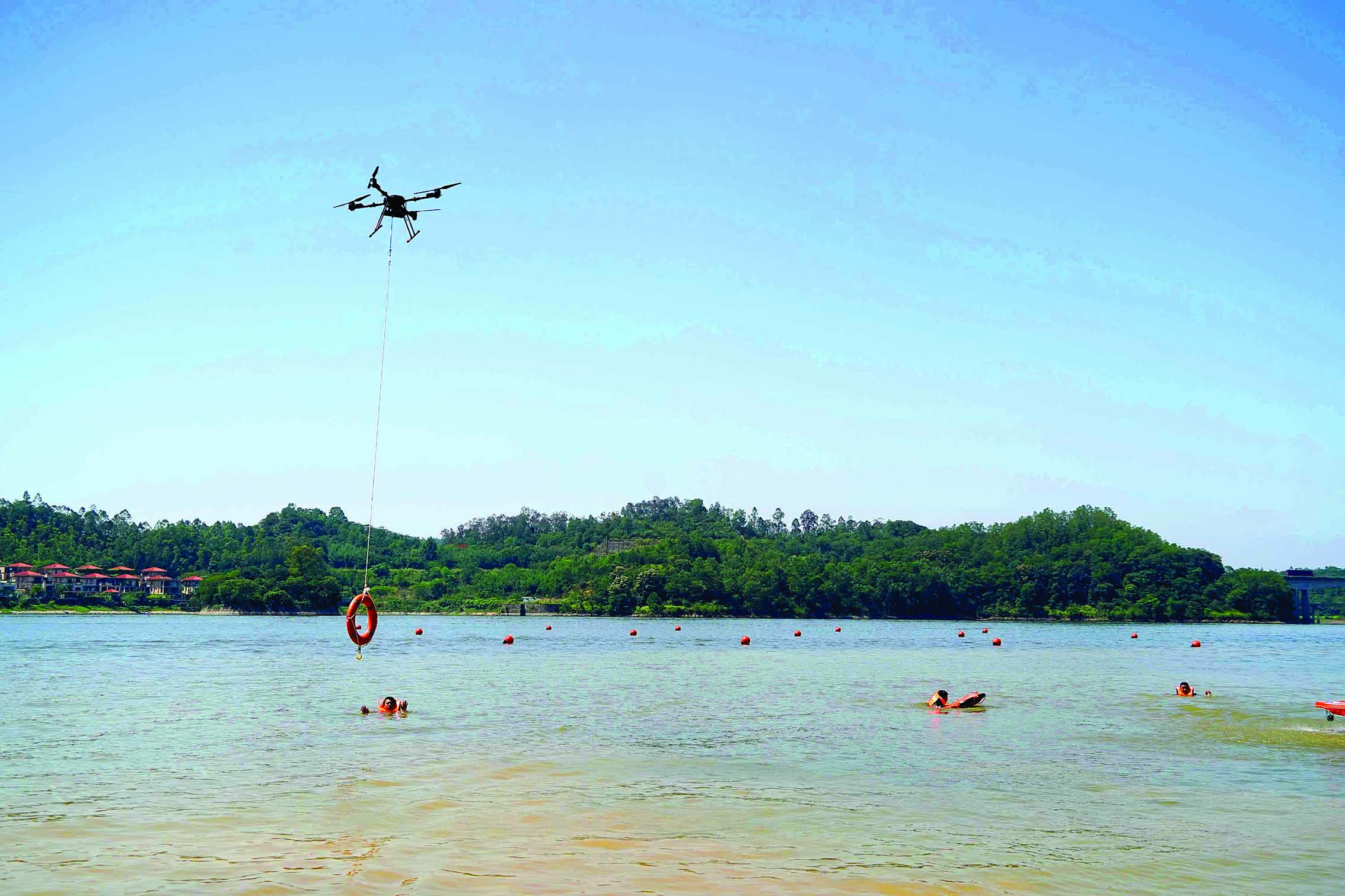     无人机投递救生圈进行救援。