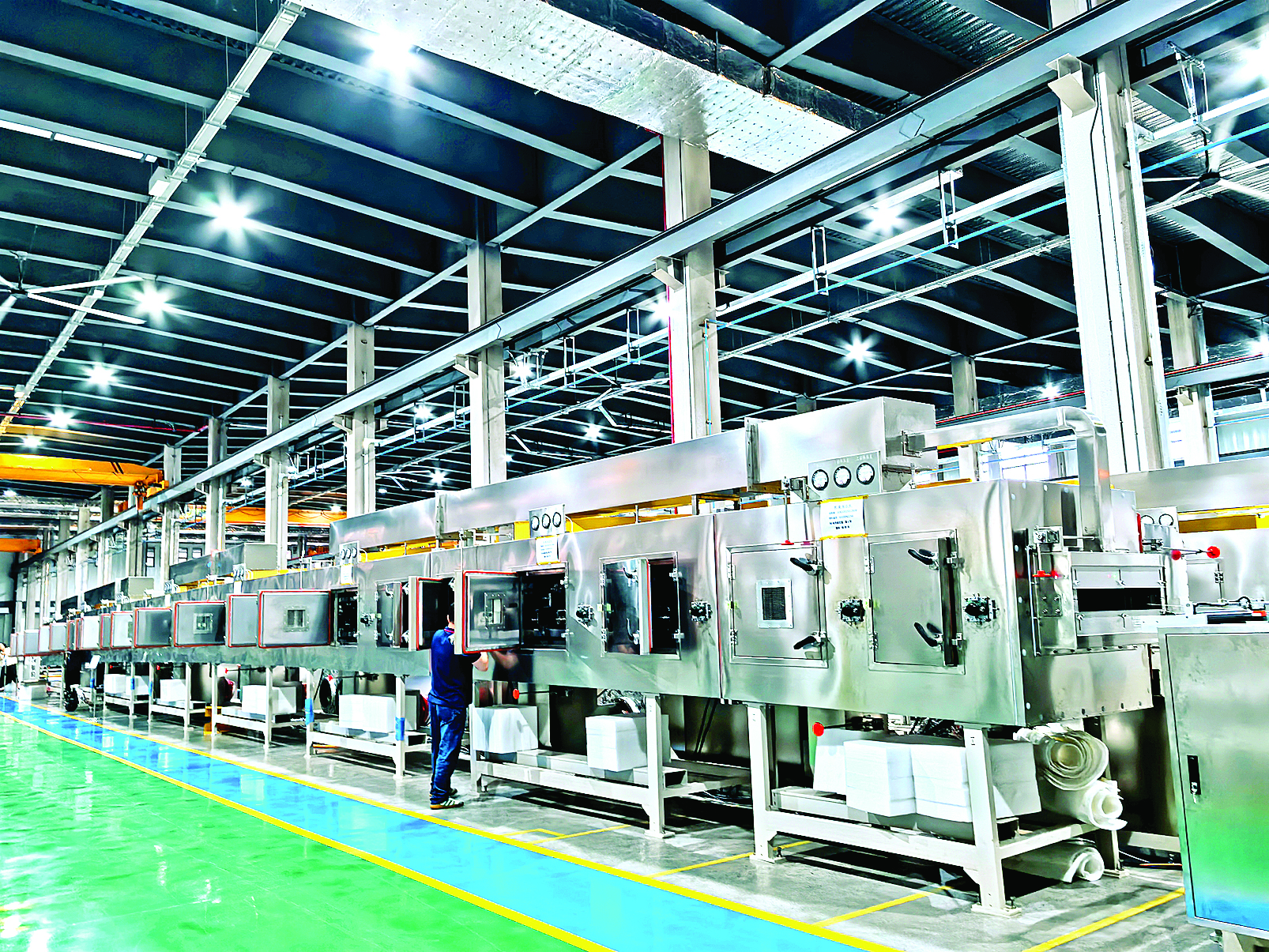     鹏锦智能公司内，等待发往客户工厂的机器设备。