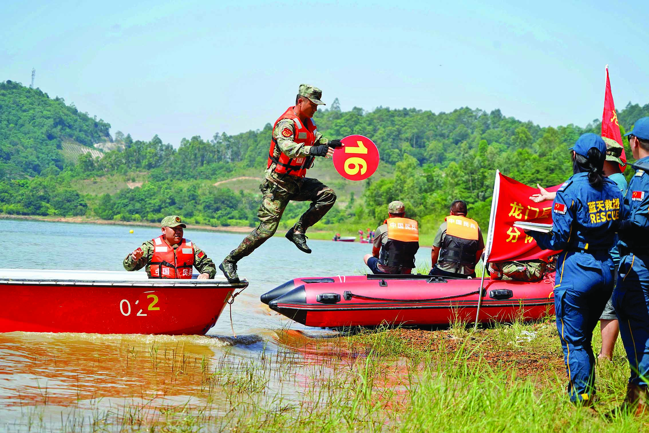     民兵参加协同搜救课目连贯考核比武。