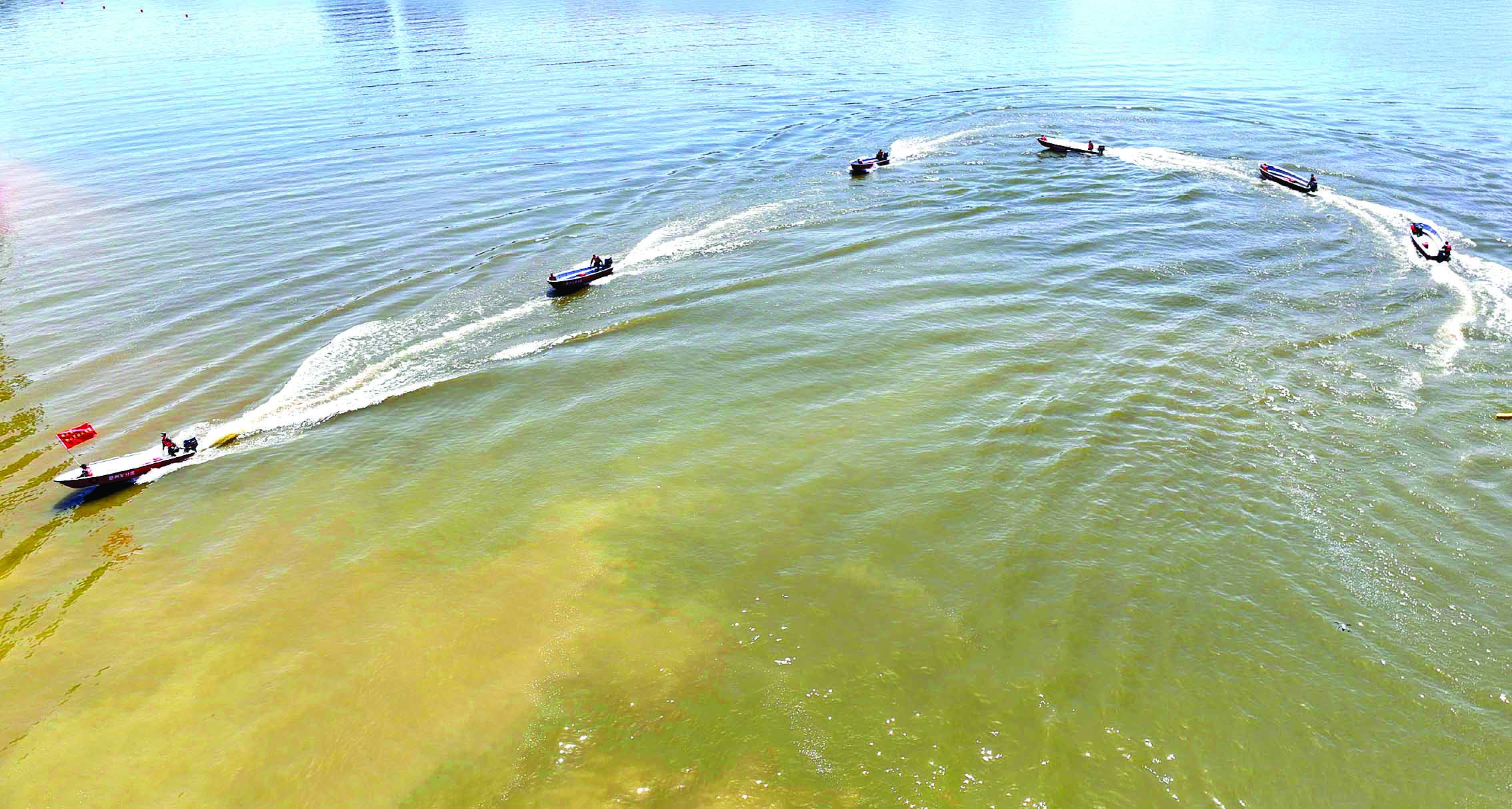     进行冲锋舟S形过障演练。