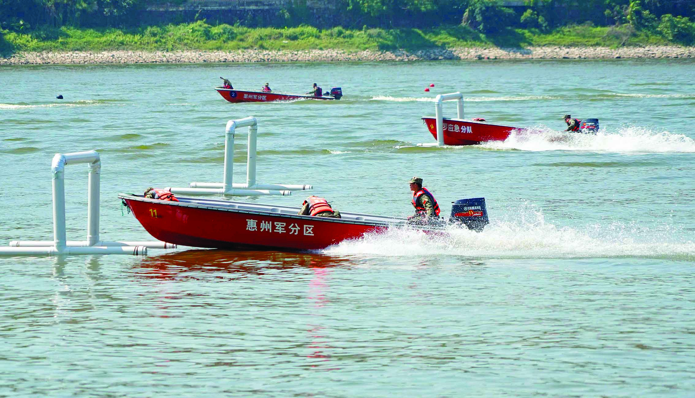     进行冲锋舟过狭窄水域课目演练。