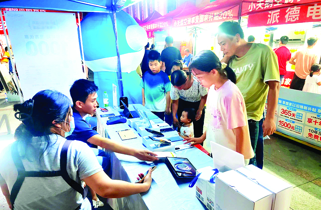     在3C产品展区，市民挑选电子产品。惠州日报记者黄宇翔 通讯员龙融心 摄