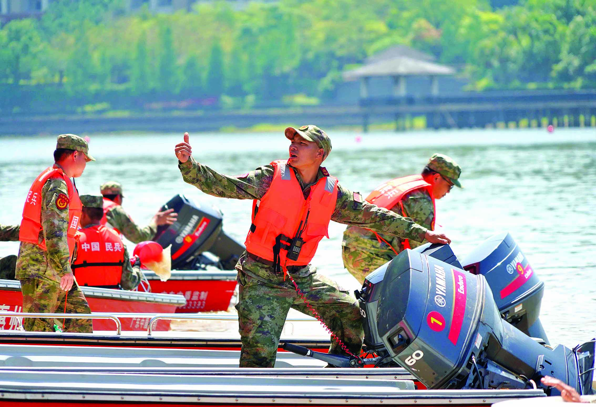     民兵用手语进行沟通。