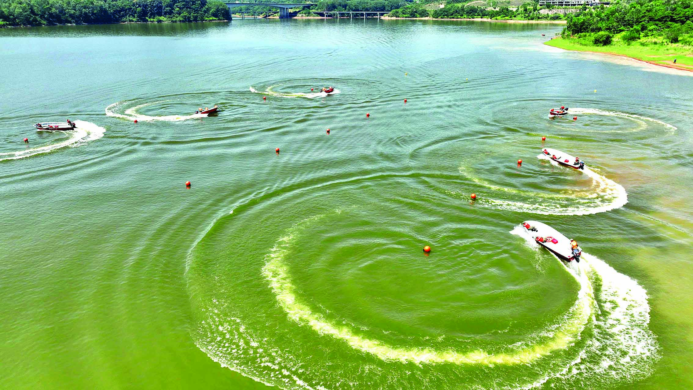     冲锋舟在进行通过复杂水域模拟演练。