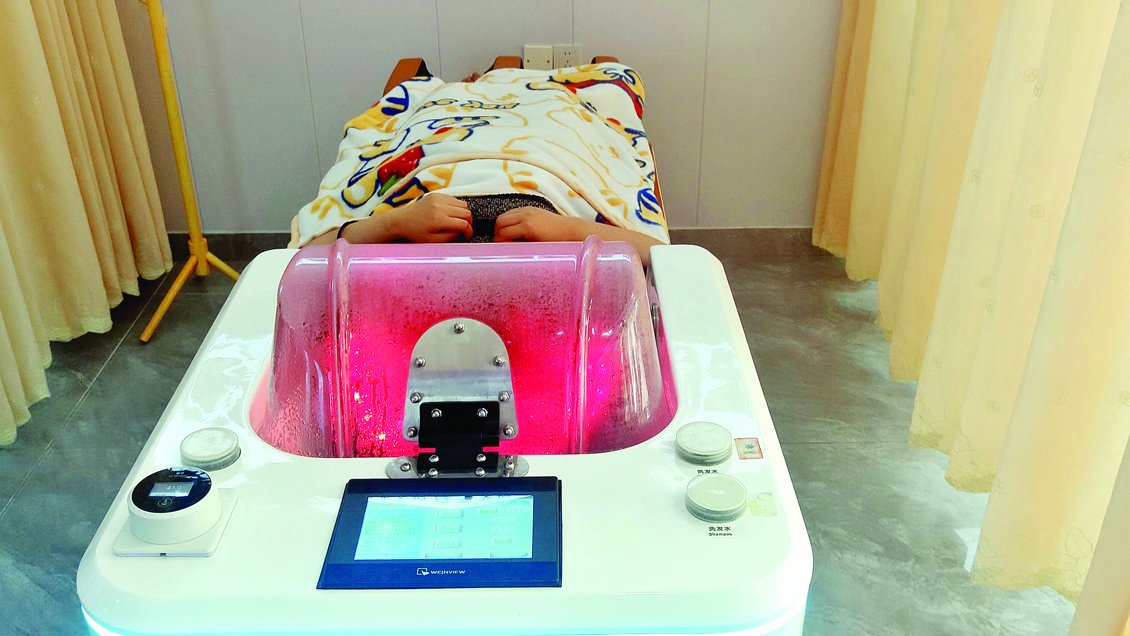     市民在体验AI洗头。