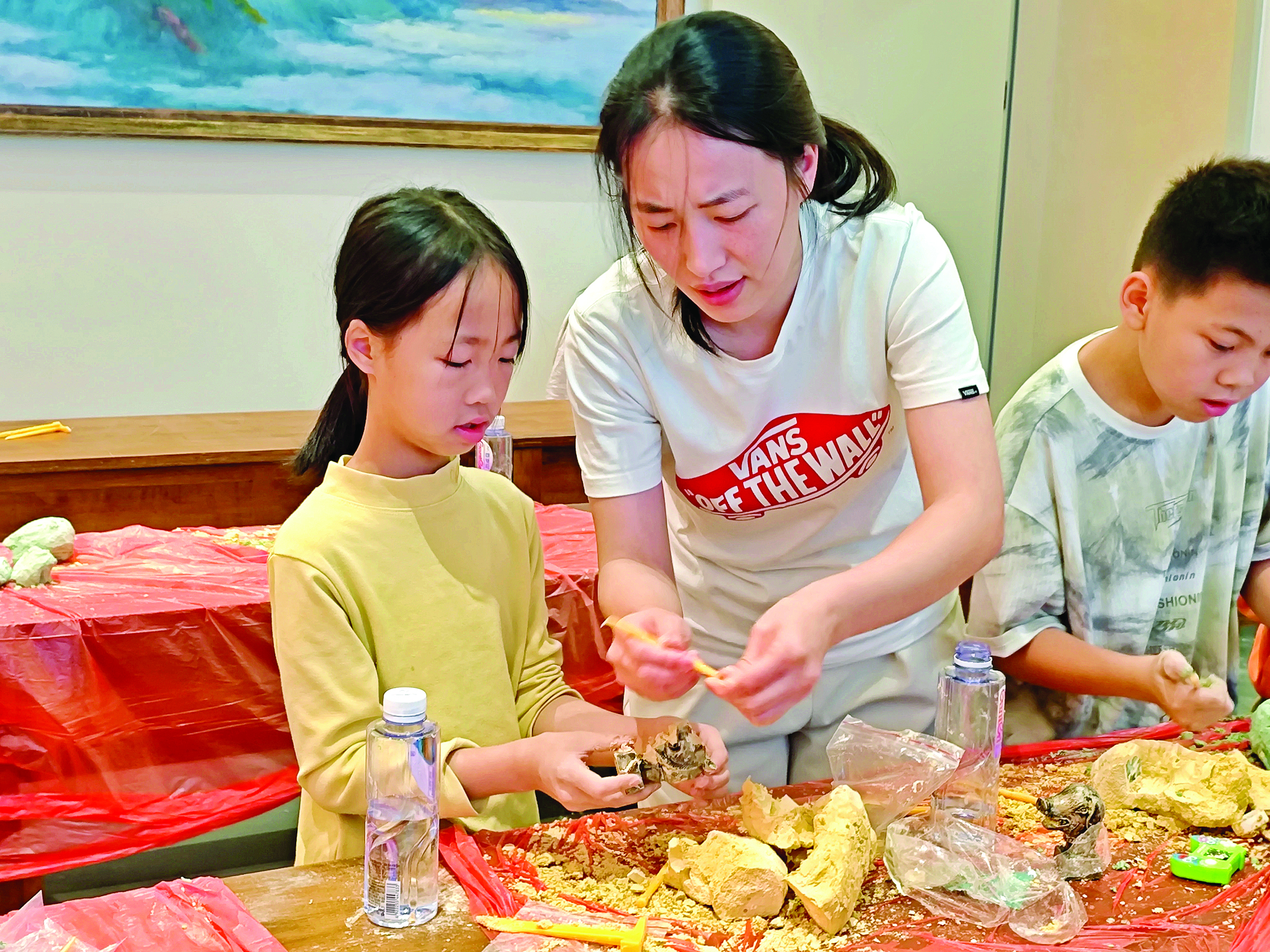     学生体验考古盲盒。惠州日报记者卢泓宇 特约通讯员李渊 摄