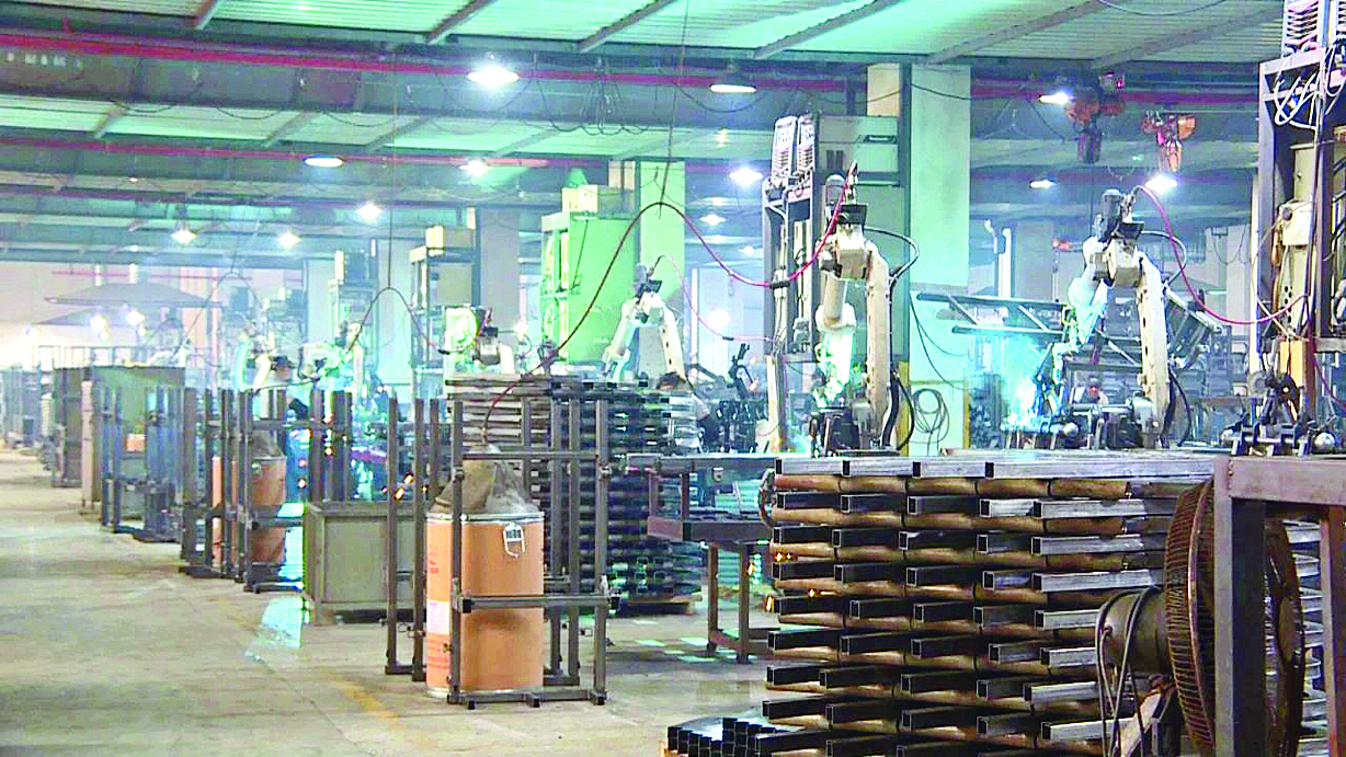     在惠州市深业新能源科技有限公司厂房，机械臂的加入大大提高企业产能。通讯员黄燕燕 林益炫 摄