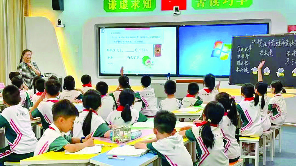     学生在智慧教室上课。图片由通讯员魏煜提供