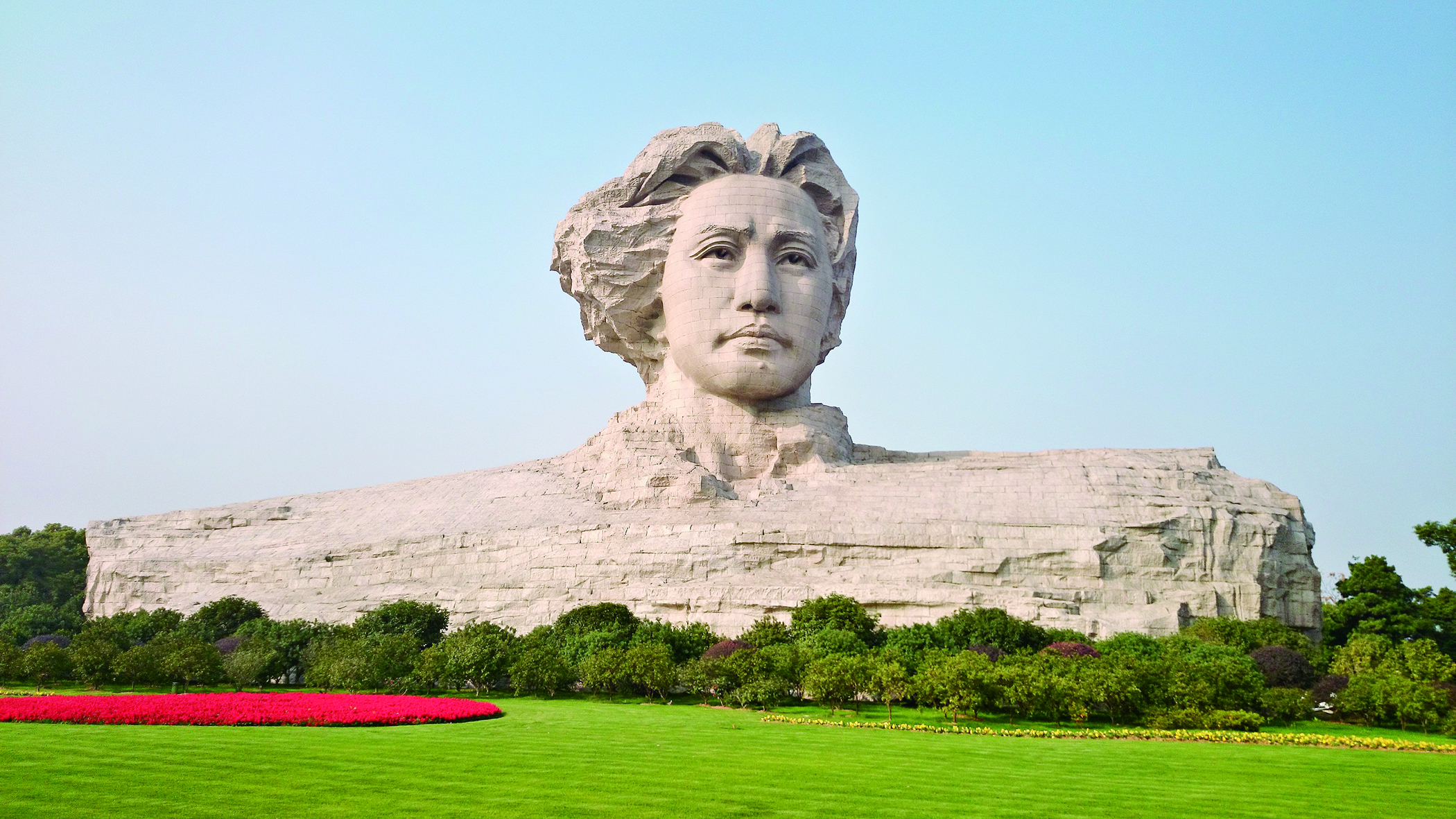     橘子洲头矗立的毛泽东青年艺术雕塑。