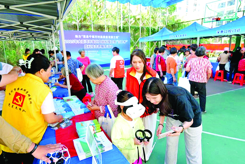     活动现场孩子体验VR。惠州日报记者匡湘鄂 通讯员杜雯 摄