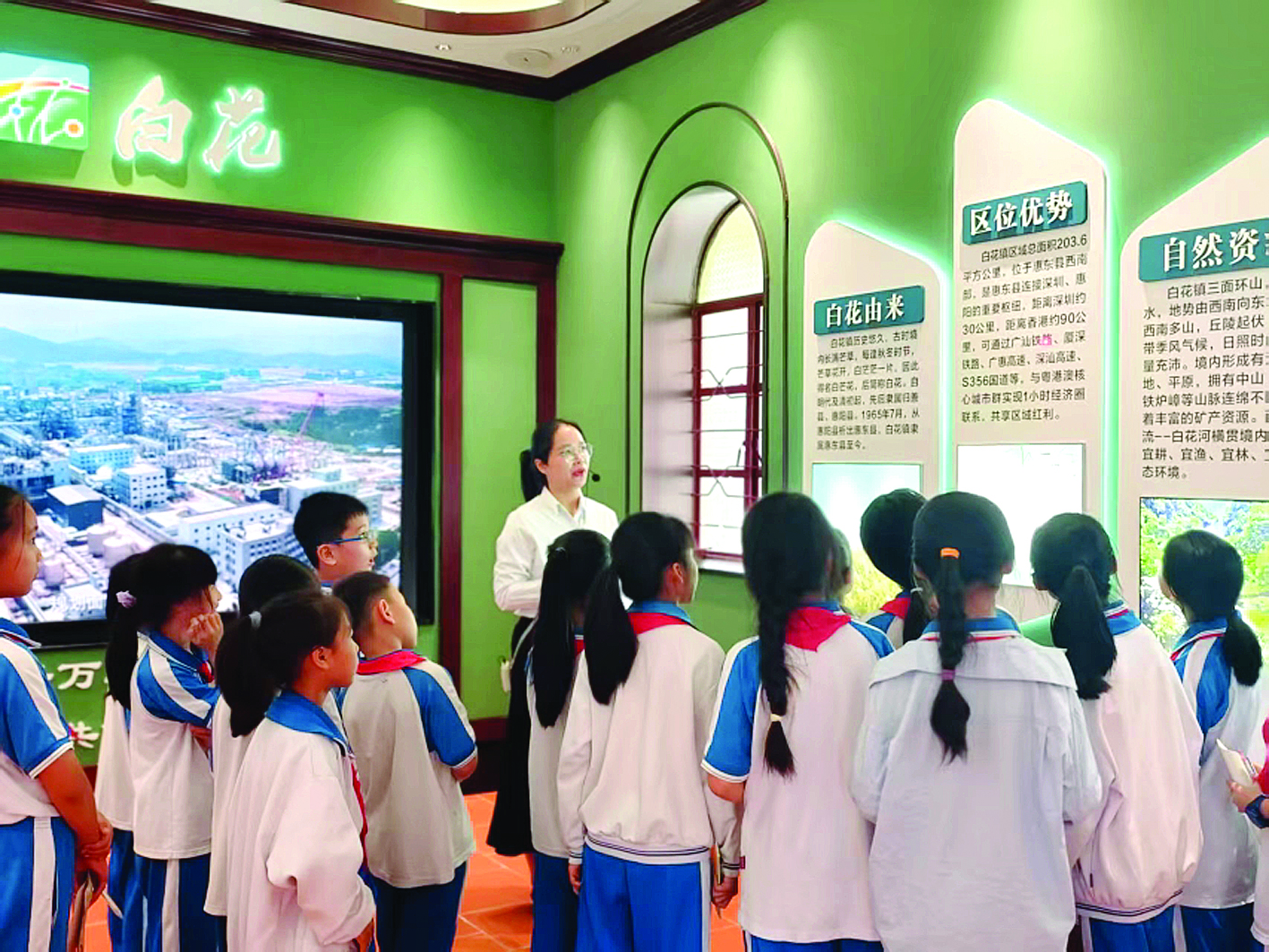     讲解员为学生讲解白花镇历史。