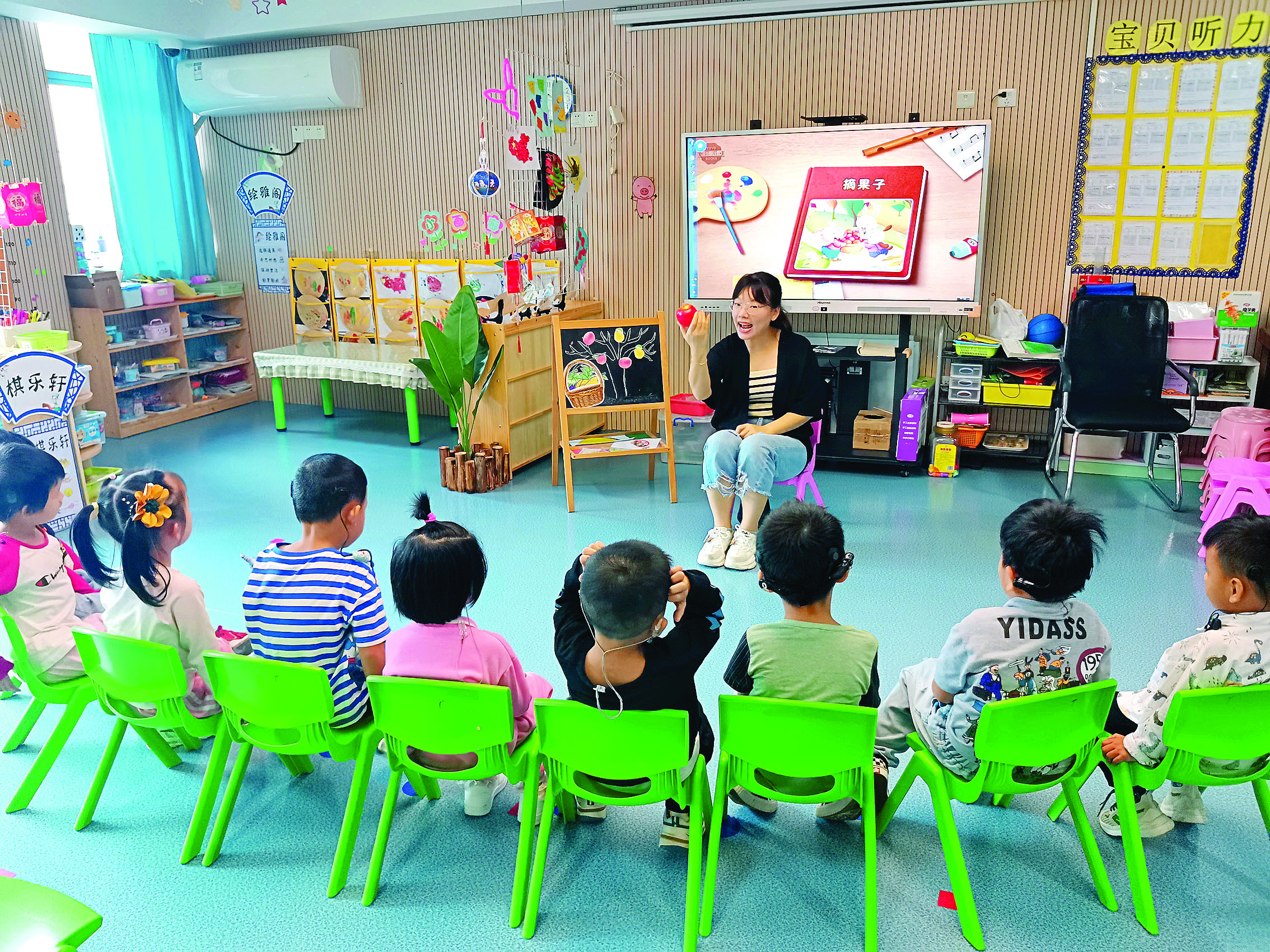     市康复中心在为残疾儿童开展语言领域集体康复教学活动。