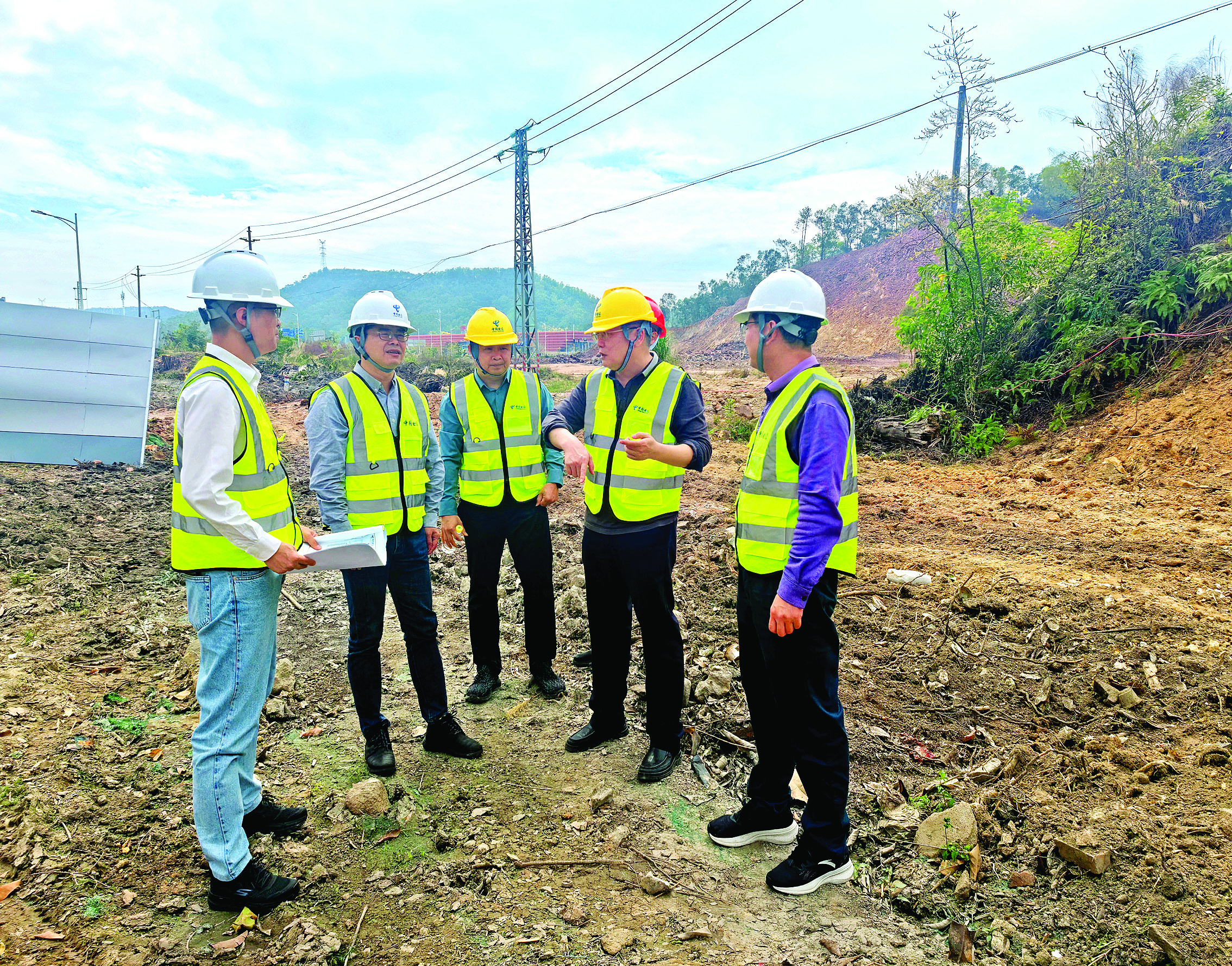     深入实施环南昆山一罗浮山引领区重要交通节点沿线“三线”整治工作。