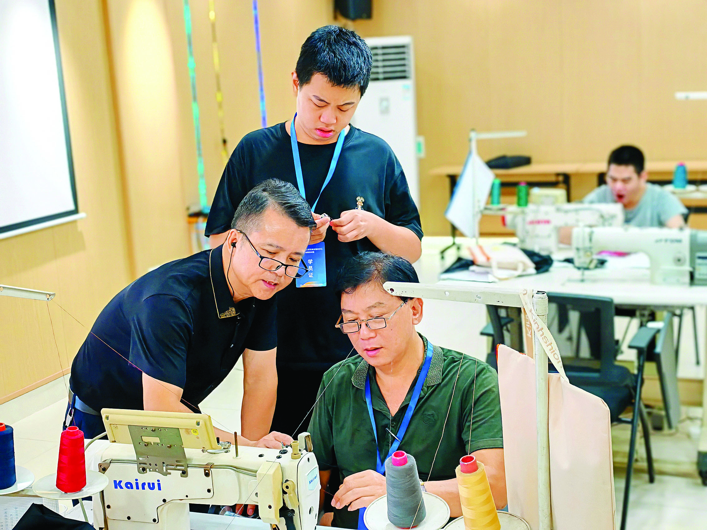     缝纫技术培训。