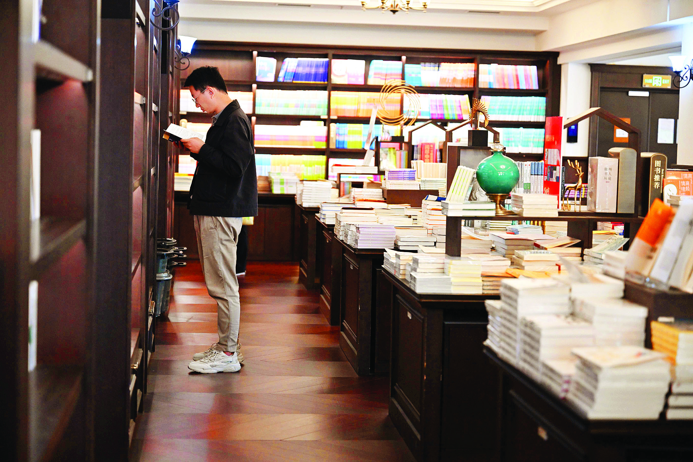     读者在西安钟楼书店阅读。新华社发